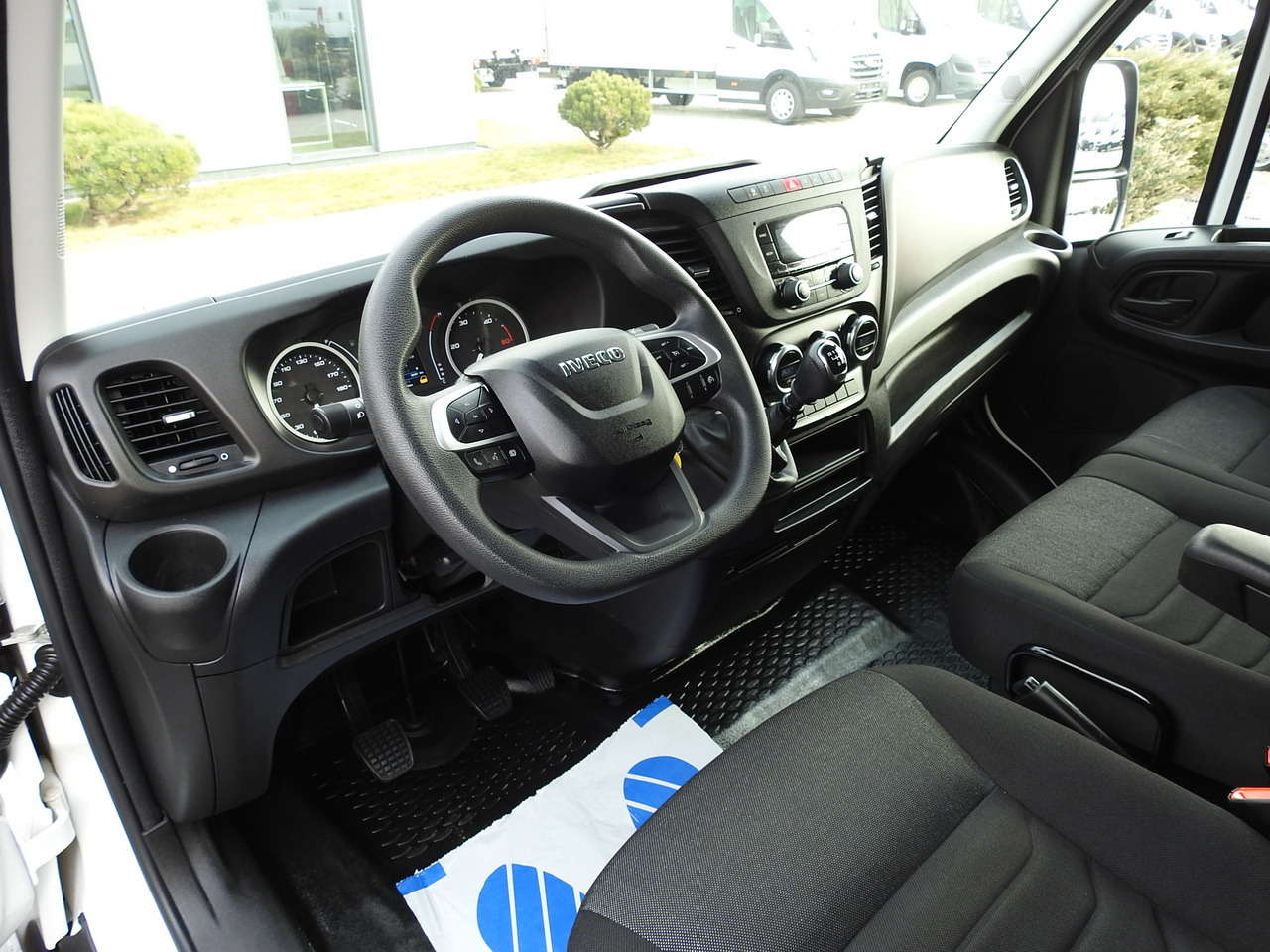 IVECO DAILY 35C16 BOX LIFT 8 PALLETS CRUISE CONTROL TWIN WHEELS AIR CONDITIONING 160HP - Fourgon: photos 2 IVECO DAILY 35C16 BOX LIFT 8 PALLETS CRUISE CONTROL TWIN WHEELS AIR CONDITIONING 160HP - Fourgon: photos 2