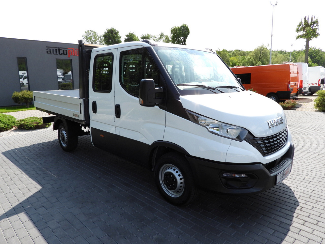 IVECO DAILY 35S12 STAKE BODY DOUBLE CABIN DOKA 7 SEATS AIR CONDITIONING 120HP - Utilitaire double cabine: photos 4 IVECO DAILY 35S12 STAKE BODY DOUBLE CABIN DOKA 7 SEATS AIR CONDITIONING 120HP - Utilitaire double cabine: photos 4