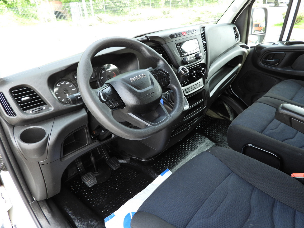 IVECO DAILY 35S12 STAKE BODY DOUBLE CABIN DOKA 7 SEATS AIR CONDITIONING 120HP - Utilitaire double cabine: photos 2 IVECO DAILY 35S12 STAKE BODY DOUBLE CABIN DOKA 7 SEATS AIR CONDITIONING 120HP - Utilitaire double cabine: photos 2