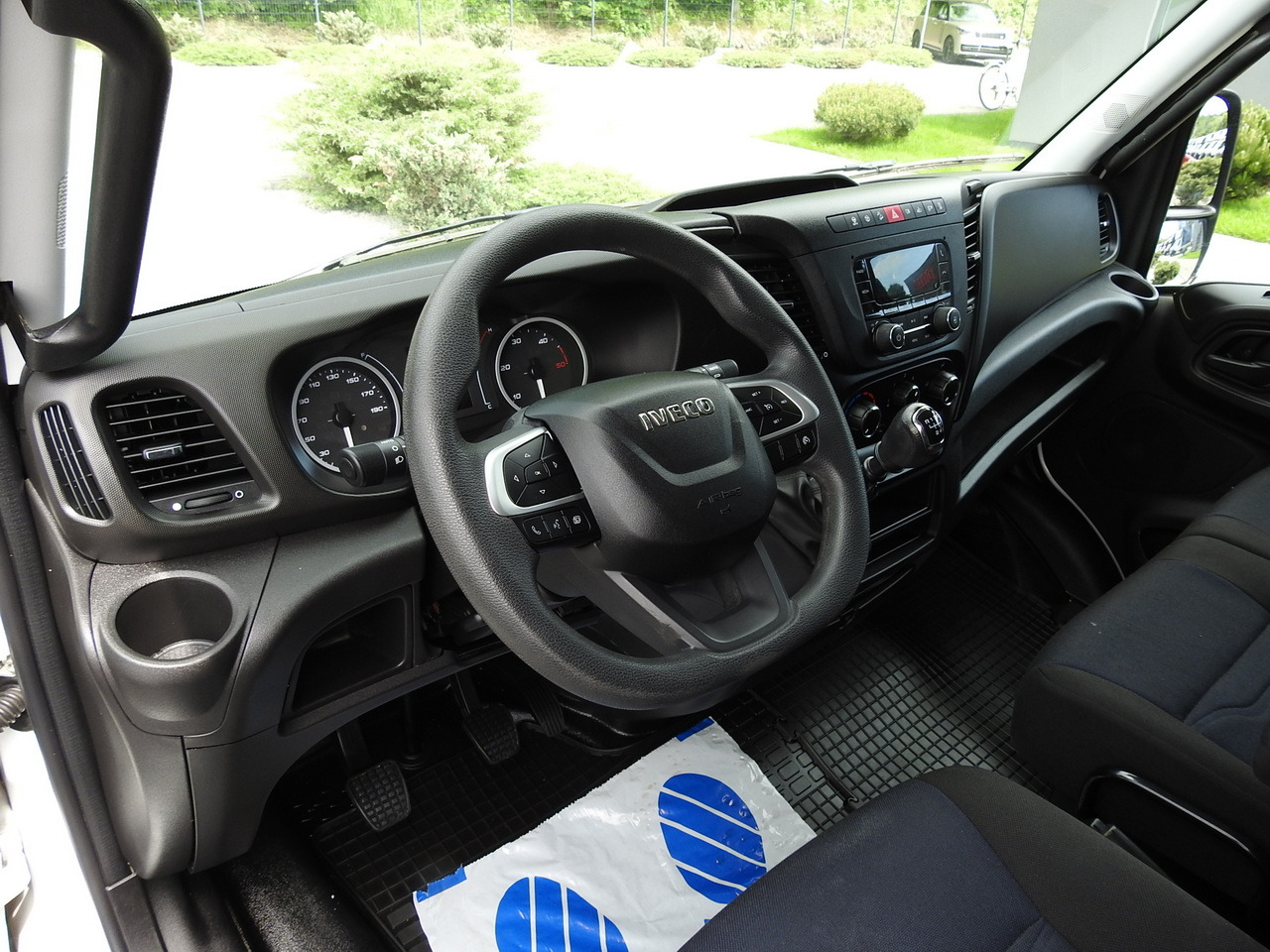 IVECO DAILY 35S14 8 PALLETS CRUISE CONTROL TWIN WHEELS AIR CONDITIONING 140HP - Fourgon: photos 2 IVECO DAILY 35S14 8 PALLETS CRUISE CONTROL TWIN WHEELS AIR CONDITIONING 140HP - Fourgon: photos 2