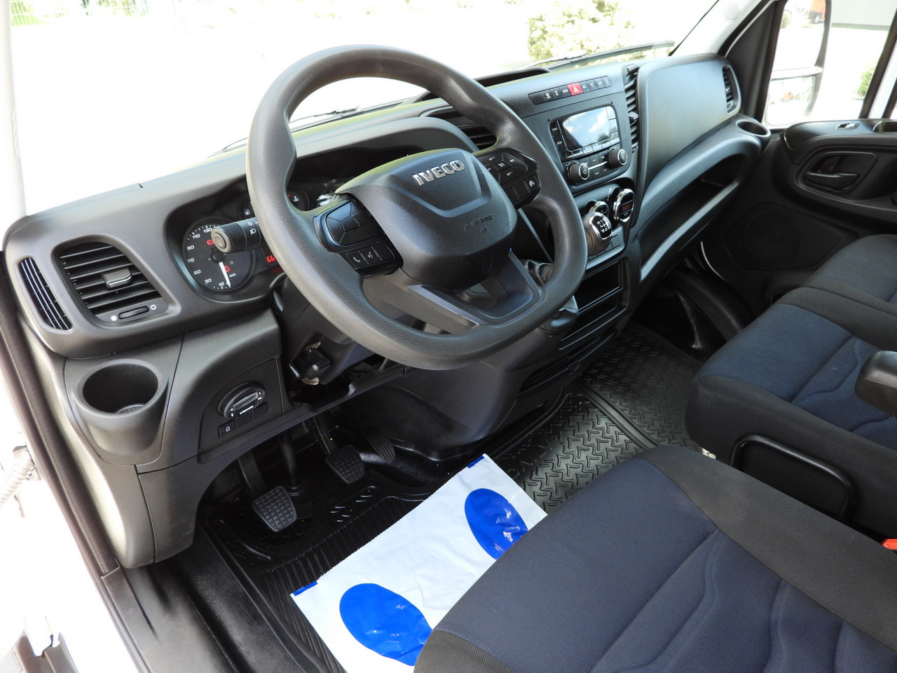 IVECO DAILY 35S14 STAKE BODY DOUBLE CABIN DOKA 7 SEATS CRUISE CONTROL AIR CONDITIONING 135HP - Fourgon plateau: photos 2 IVECO DAILY 35S14 STAKE BODY DOUBLE CABIN DOKA 7 SEATS CRUISE CONTROL AIR CONDITIONING 135HP - Fourgon plateau: photos 2