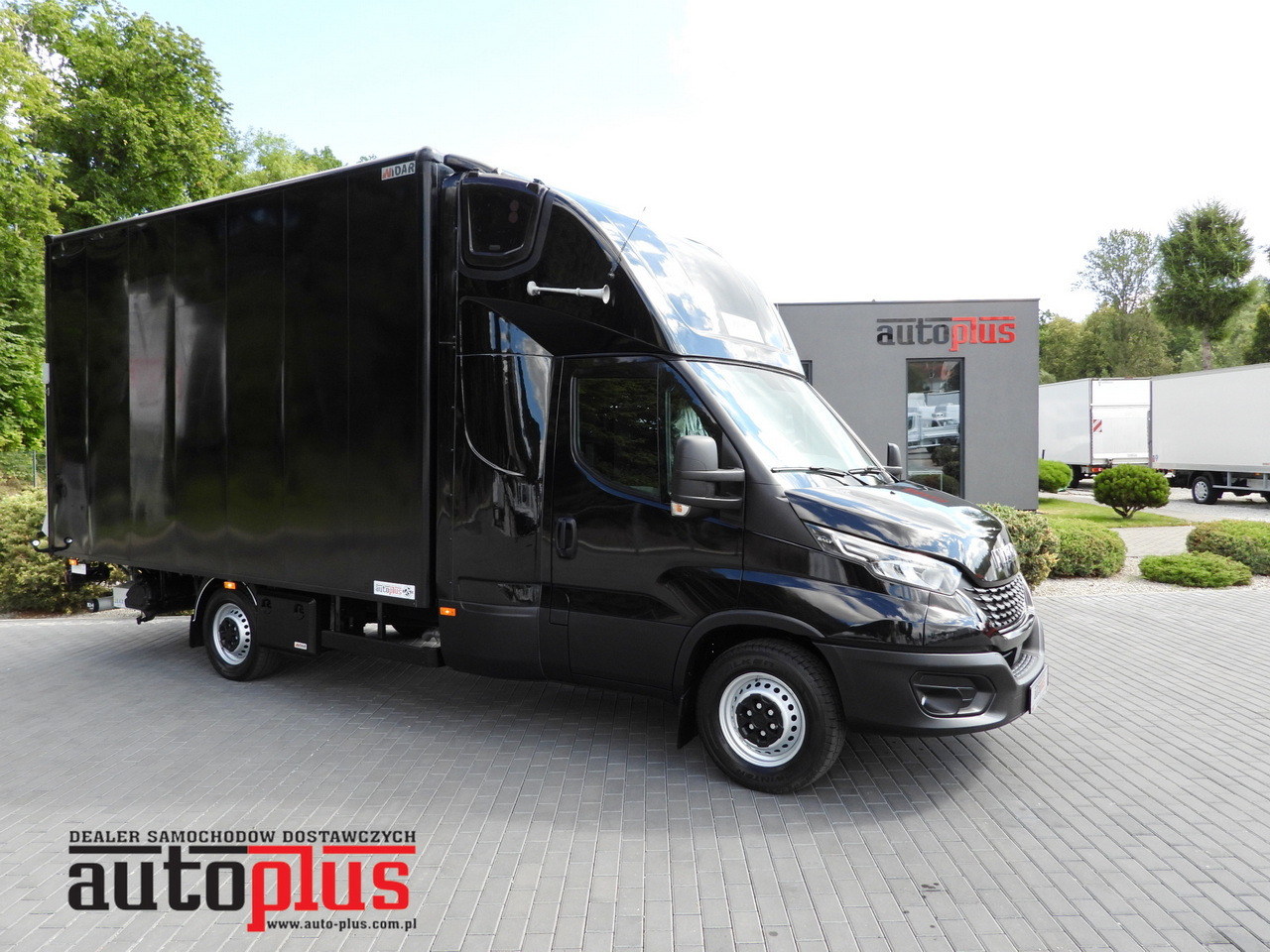 IVECO DAILY 35S18 BOX LIFT 8 PALLETS WEBASTO CRUISE CONTROL NAVIGATION LED LIGHTS PNEUMATICS AIR CONDITIONING 180HP - Fourgon: photos 1 IVECO DAILY 35S18 BOX LIFT 8 PALLETS WEBASTO CRUISE CONTROL NAVIGATION LED LIGHTS PNEUMATICS AIR CONDITIONING 180HP - Fourgon: photos 1