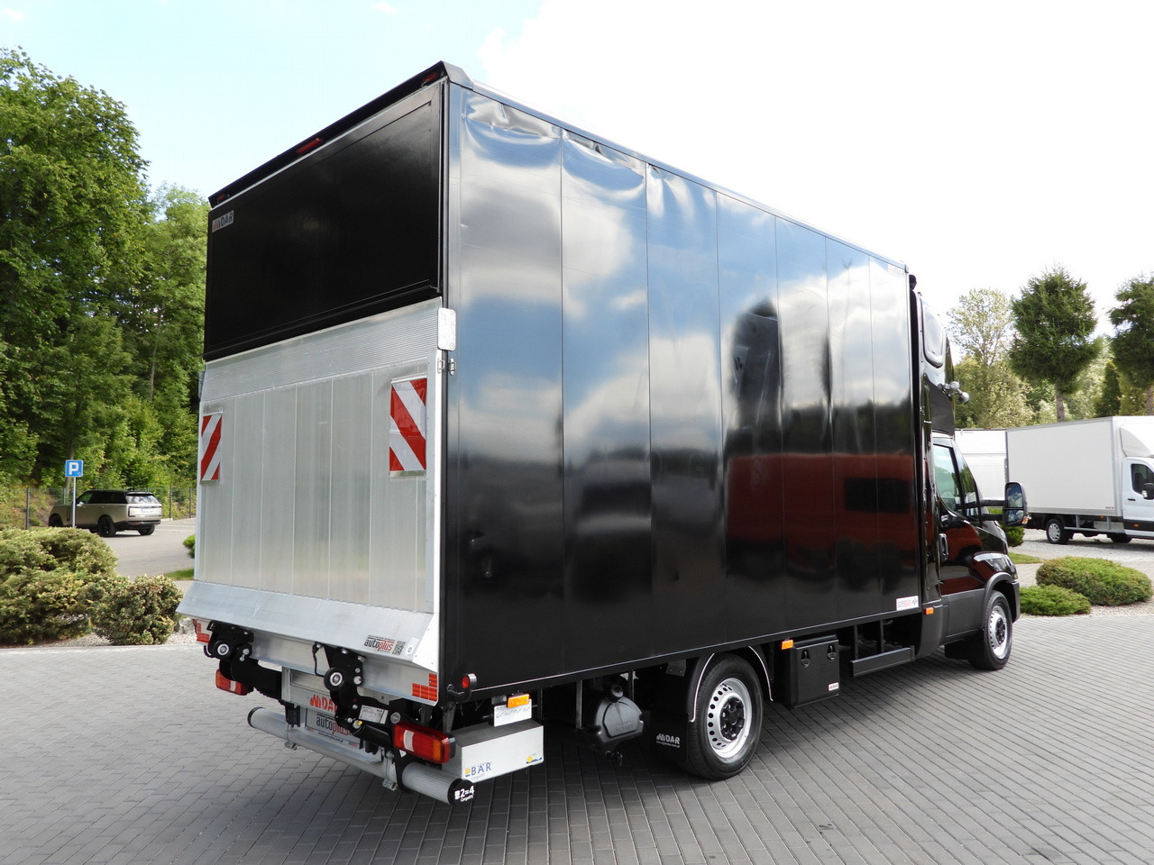 IVECO DAILY 35S18 BOX LIFT 8 PALLETS WEBASTO CRUISE CONTROL NAVIGATION LED LIGHTS PNEUMATICS AIR CONDITIONING 180HP - Fourgon: photos 3 IVECO DAILY 35S18 BOX LIFT 8 PALLETS WEBASTO CRUISE CONTROL NAVIGATION LED LIGHTS PNEUMATICS AIR CONDITIONING 180HP - Fourgon: photos 3
