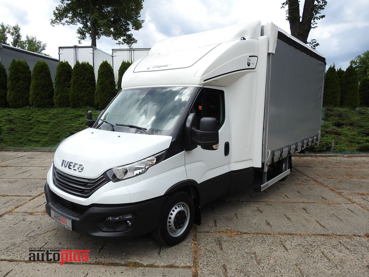 IVECO DAILY 35S18 NEW TARPAULIN WEBASTO CRUISE CONTROL AIR CONDITIONING 180HP - Véhicule utilitaire plateau baché: photos 1 IVECO DAILY 35S18 NEW TARPAULIN WEBASTO CRUISE CONTROL AIR CONDITIONING 180HP - Véhicule utilitaire plateau baché: photos 1