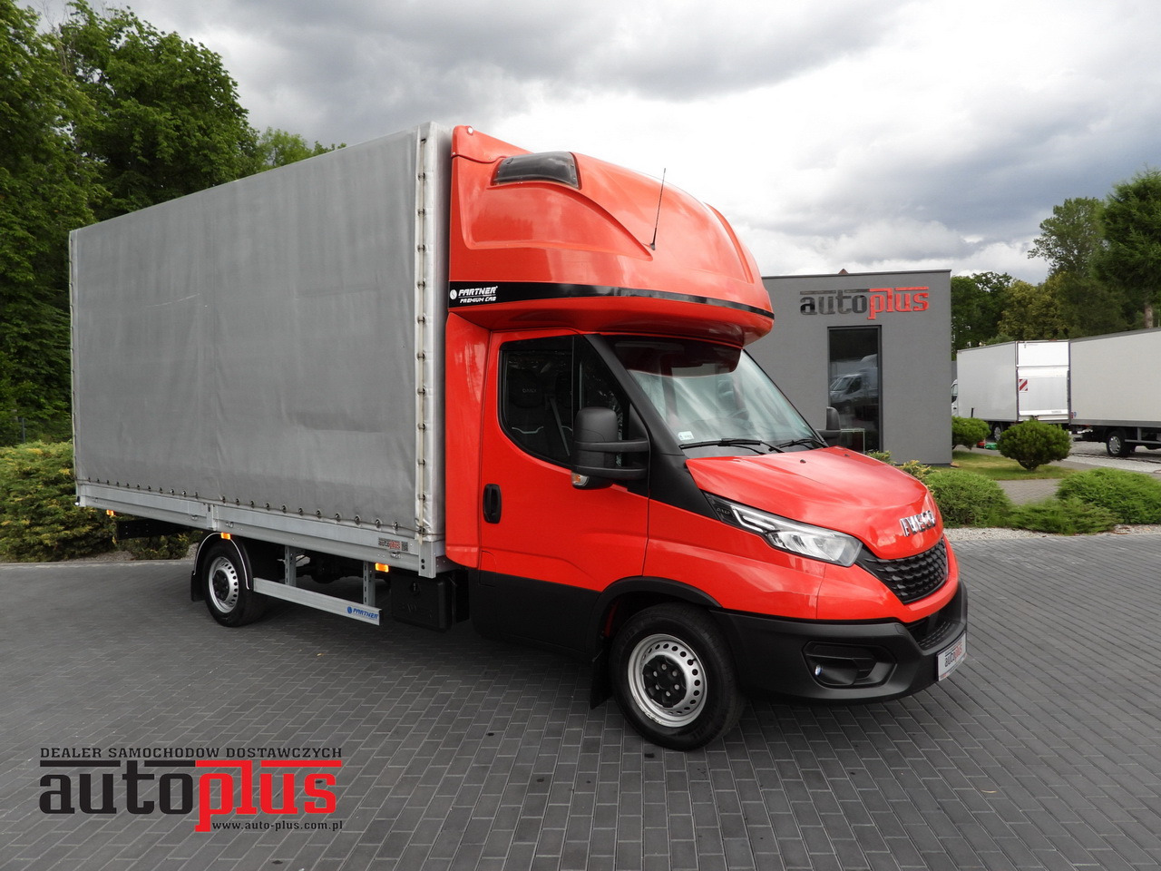 IVECO DAILY 35S18 TARPAULIN 10 PALLETS WEBASTO CRUISE CONTROL LED LIGHTS AIR CONDITIONING 180HP - Véhicule utilitaire plateau baché: photos 1 IVECO DAILY 35S18 TARPAULIN 10 PALLETS WEBASTO CRUISE CONTROL LED LIGHTS AIR CONDITIONING 180HP - Véhicule utilitaire plateau baché: photos 1
