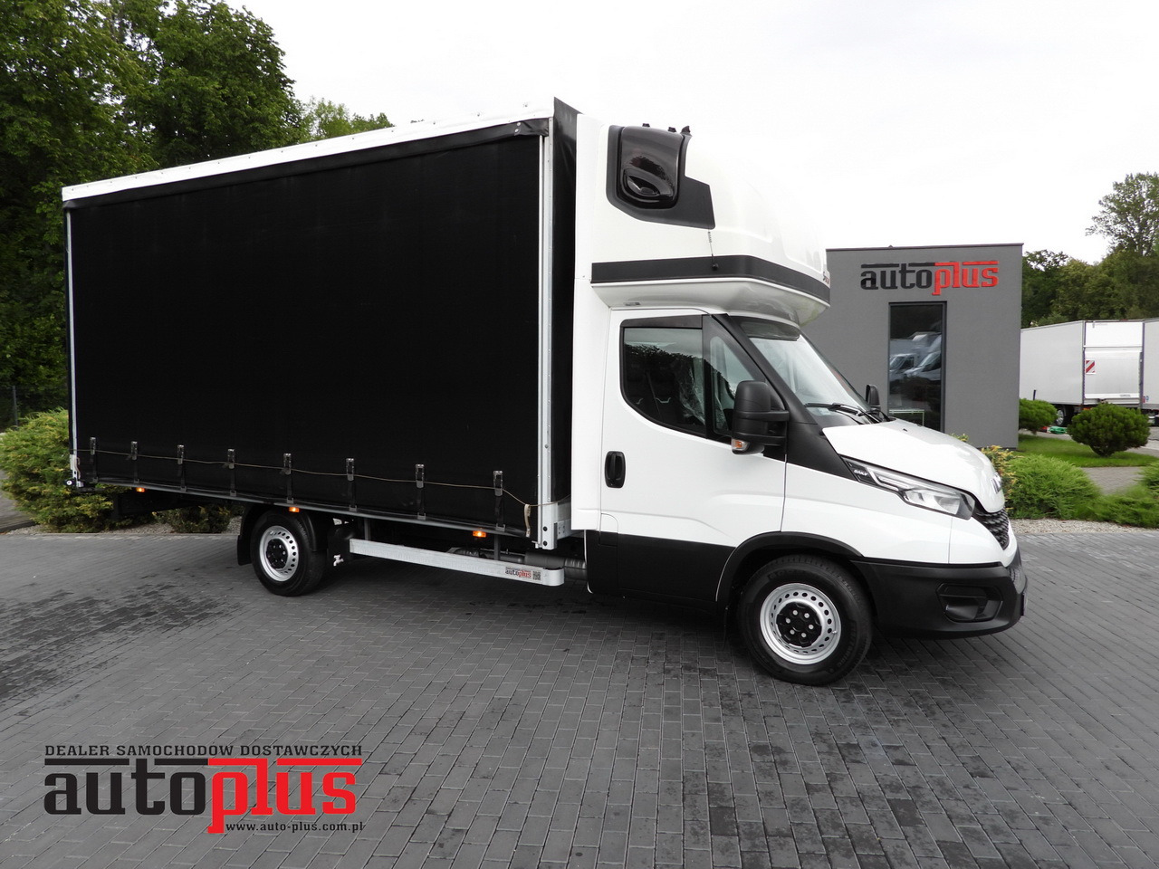 IVECO DAILY 35S18 TARPAULIN 10 PALLETS WEBASTO CRUISE CONTROL NAVIGATION LED LIGHTS AIR CONDITIONING 180HP - Véhicule utilitaire plateau baché: photos 1 IVECO DAILY 35S18 TARPAULIN 10 PALLETS WEBASTO CRUISE CONTROL NAVIGATION LED LIGHTS AIR CONDITIONING 180HP - Véhicule utilitaire plateau baché: photos 1