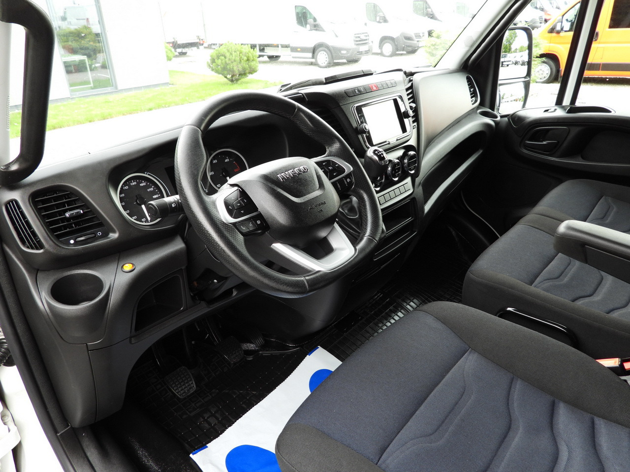 IVECO DAILY 35S18 TARPAULIN 10 PALLETS WEBASTO CRUISE CONTROL NAVIGATION LED LIGHTS AIR CONDITIONING 180HP - Véhicule utilitaire plateau baché: photos 2 IVECO DAILY 35S18 TARPAULIN 10 PALLETS WEBASTO CRUISE CONTROL NAVIGATION LED LIGHTS AIR CONDITIONING 180HP - Véhicule utilitaire plateau baché: photos 2