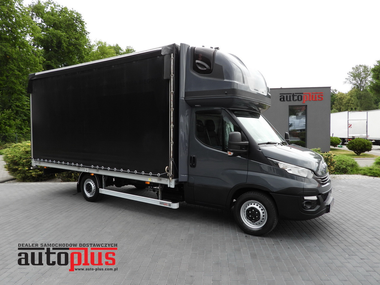 IVECO DAILY 35S18 TARPAULIN 10 PALLETS WEBASTO CRUISE CONTROL PNEUMATICS AUTOMATIC TRANSMISSION HI-MATIC AIR CONDITIONING 180HP - Véhicule utilitaire plateau baché: photos 1 IVECO DAILY 35S18 TARPAULIN 10 PALLETS WEBASTO CRUISE CONTROL PNEUMATICS AUTOMATIC TRANSMISSION HI-MATIC AIR CONDITIONING 180HP - Véhicule utilitaire plateau baché: photos 1