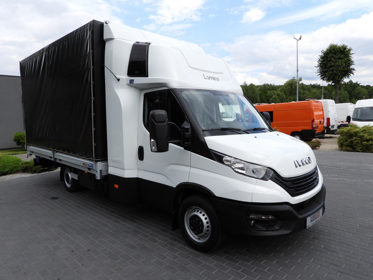 IVECO DAILY 35S18 TARPAULIN LIFT 10 PALLETS WEBASTO CRUISE CONTROL PNEUMATICS AIR CONDITIONING 180HP - Véhicule utilitaire plateau baché: photos 4 IVECO DAILY 35S18 TARPAULIN LIFT 10 PALLETS WEBASTO CRUISE CONTROL PNEUMATICS AIR CONDITIONING 180HP - Véhicule utilitaire plateau baché: photos 4