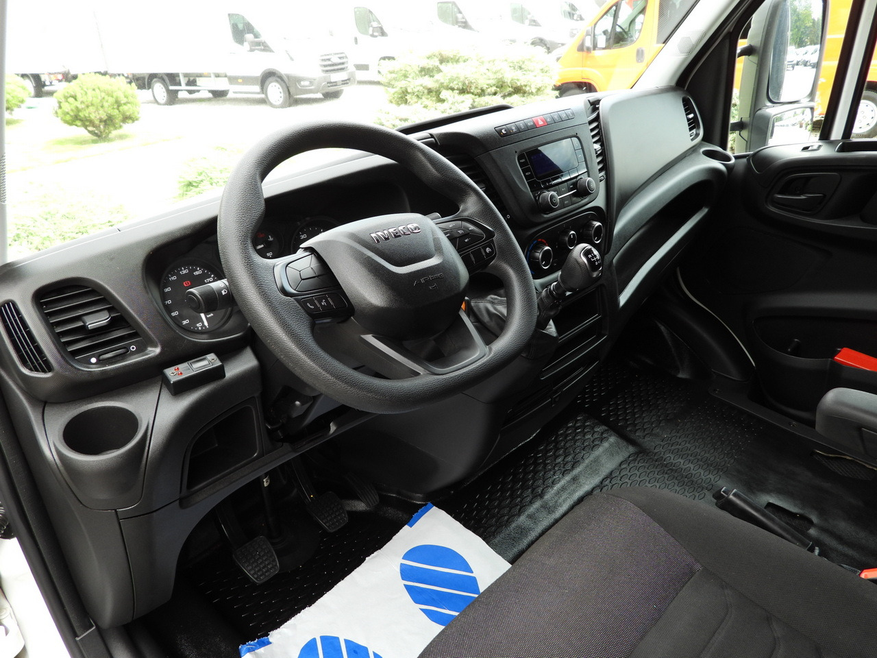 IVECO DAILY 35S18 TARPAULIN LIFT 10 PALLETS WEBASTO CRUISE CONTROL PNEUMATICS AIR CONDITIONING 180HP - Véhicule utilitaire plateau baché: photos 2 IVECO DAILY 35S18 TARPAULIN LIFT 10 PALLETS WEBASTO CRUISE CONTROL PNEUMATICS AIR CONDITIONING 180HP - Véhicule utilitaire plateau baché: photos 2