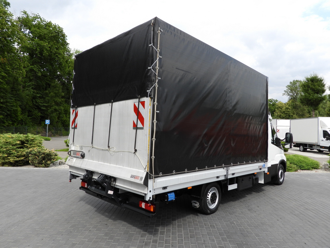 IVECO DAILY 35S18 TARPAULIN LIFT 10 PALLETS WEBASTO CRUISE CONTROL PNEUMATICS AIR CONDITIONING 180HP - Véhicule utilitaire plateau baché: photos 3 IVECO DAILY 35S18 TARPAULIN LIFT 10 PALLETS WEBASTO CRUISE CONTROL PNEUMATICS AIR CONDITIONING 180HP - Véhicule utilitaire plateau baché: photos 3