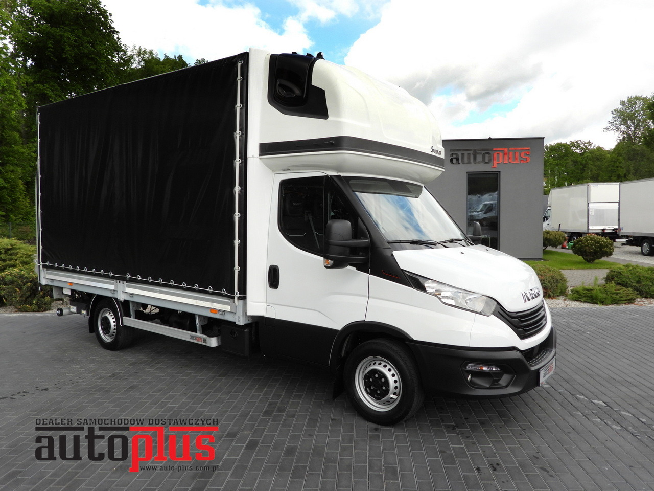 IVECO DAILY 35S18 TARPAULIN LIFT 8 PALLETS WEBASTO CRUISE CONTROL AIR CONDITIONING 180HP - Véhicule utilitaire plateau baché: photos 1 IVECO DAILY 35S18 TARPAULIN LIFT 8 PALLETS WEBASTO CRUISE CONTROL AIR CONDITIONING 180HP - Véhicule utilitaire plateau baché: photos 1