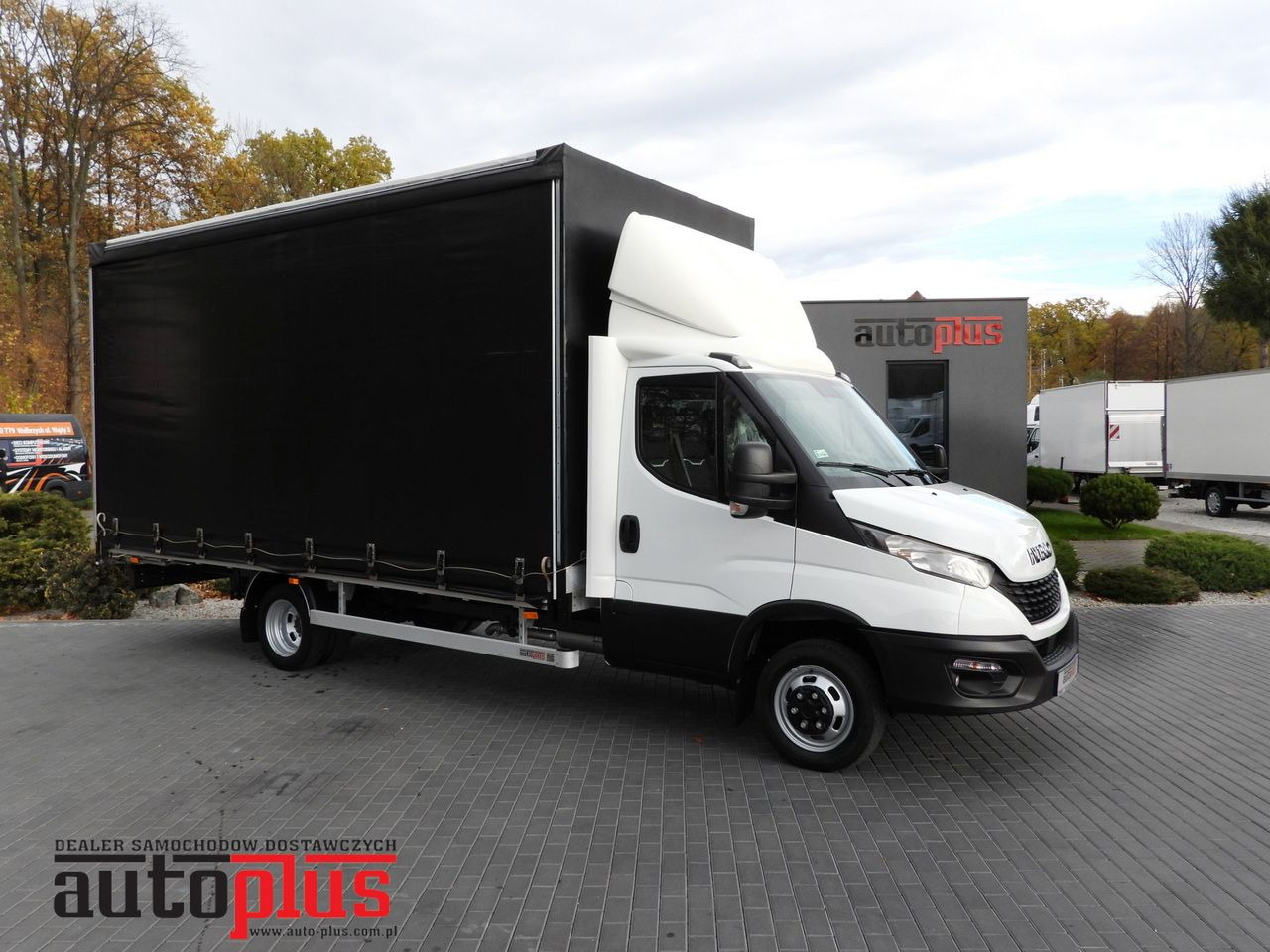 IVECO DAILY 50C17 TARPAULIN 10 PALLETS CRUISE CONTROL PNEUMATICS TWIN WHEELS AIR CONDITIONING 180HP - Véhicule utilitaire plateau baché: photos 1 IVECO DAILY 50C17 TARPAULIN 10 PALLETS CRUISE CONTROL PNEUMATICS TWIN WHEELS AIR CONDITIONING 180HP - Véhicule utilitaire plateau baché: photos 1