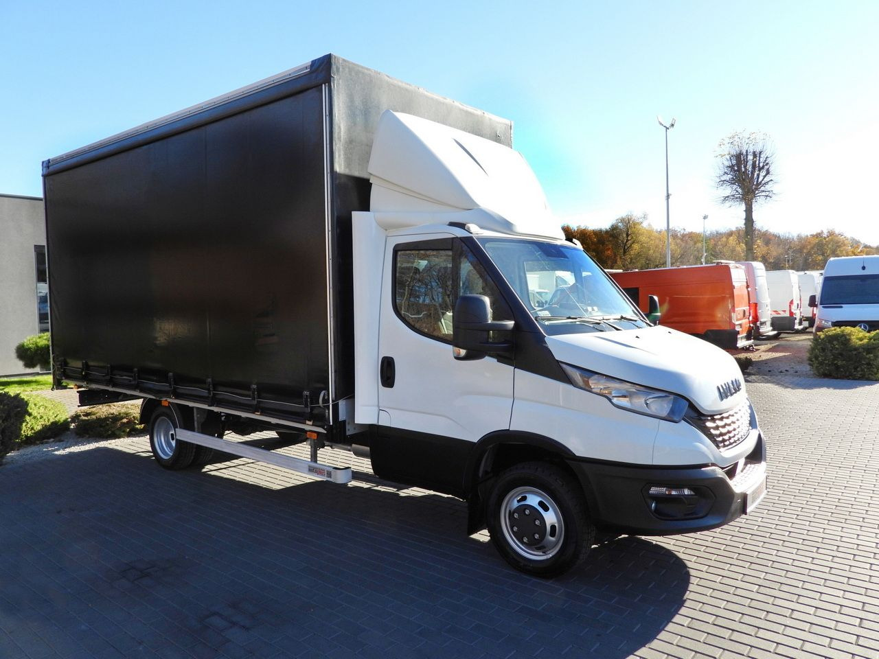 IVECO DAILY 50C17 TARPAULIN 10 PALLETS CRUISE CONTROL TWIN WHEELS AIR CONDITIONING 180HP - Véhicule utilitaire plateau baché: photos 4 IVECO DAILY 50C17 TARPAULIN 10 PALLETS CRUISE CONTROL TWIN WHEELS AIR CONDITIONING 180HP - Véhicule utilitaire plateau baché: photos 4