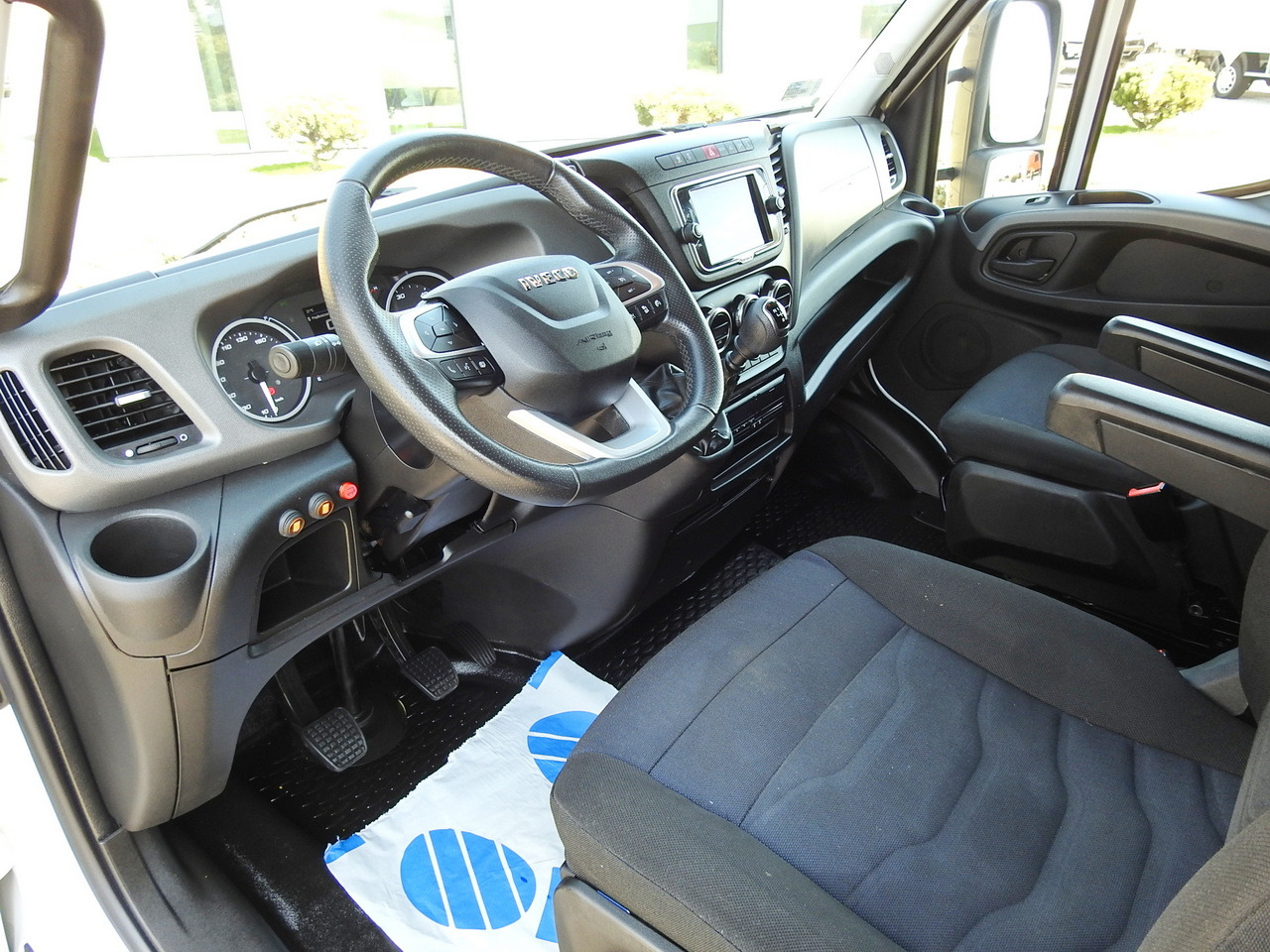 IVECO DAILY 70C18 BOX LIFT 14 PALLETS WEBASTO CRUISE CONTROL NAVIGATION LED LIGHTS TWIN WHEELS AIR CONDITIONING 180HP - Fourgon: photos 2 IVECO DAILY 70C18 BOX LIFT 14 PALLETS WEBASTO CRUISE CONTROL NAVIGATION LED LIGHTS TWIN WHEELS AIR CONDITIONING 180HP - Fourgon: photos 2