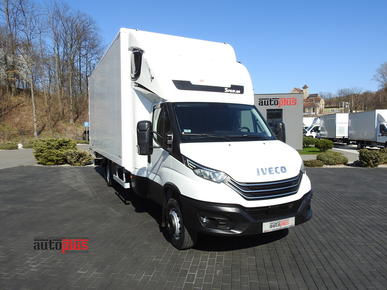 IVECO DAILY 70C18 BOX LIFT 14 PALLETS WEBASTO CRUISE CONTROL NAVIGATION LED LIGHTS TWIN WHEELS AIR CONDITIONING 180HP - Fourgon: photos 1 IVECO DAILY 70C18 BOX LIFT 14 PALLETS WEBASTO CRUISE CONTROL NAVIGATION LED LIGHTS TWIN WHEELS AIR CONDITIONING 180HP - Fourgon: photos 1