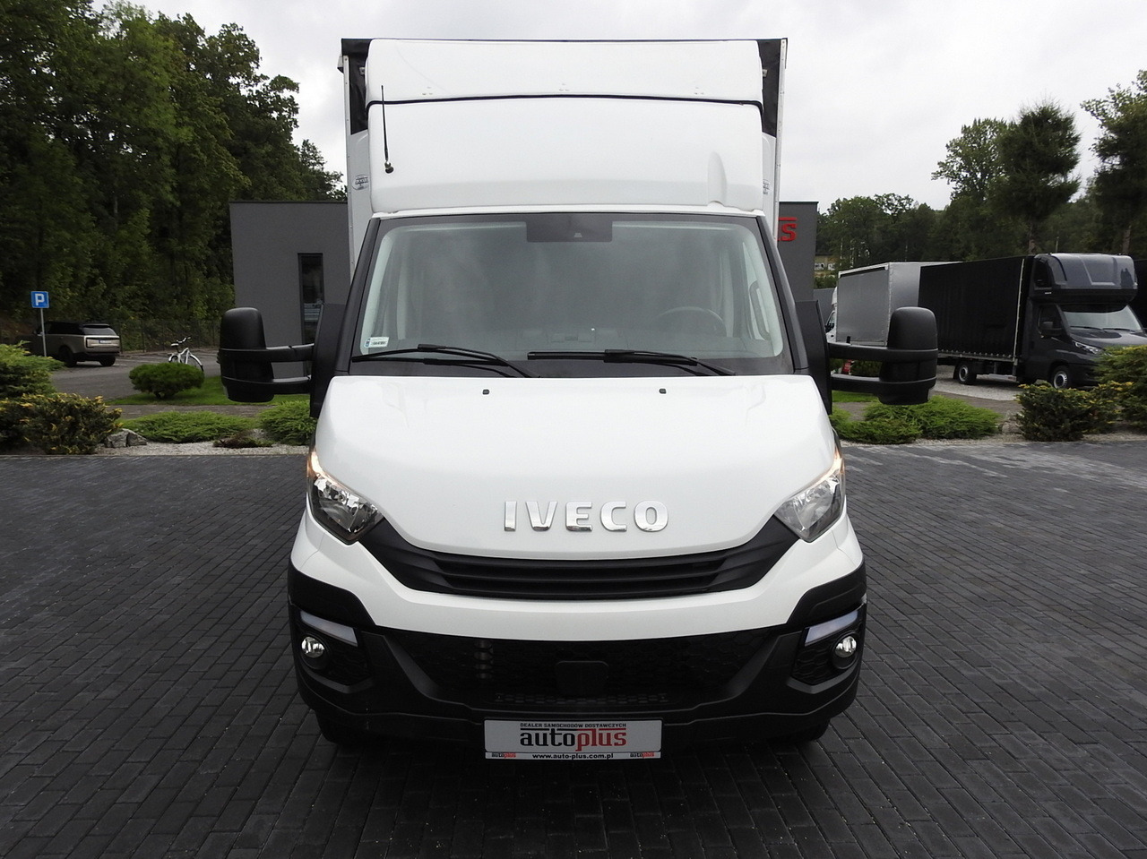 IVECO DAILY 70C18 TARPAULIN LIFT 12 PALLETS WEBASTO CRUISE CONTROL TWIN WHEELS AIR CONDITIONING 180HP - Véhicule utilitaire plateau baché: photos 5 IVECO DAILY 70C18 TARPAULIN LIFT 12 PALLETS WEBASTO CRUISE CONTROL TWIN WHEELS AIR CONDITIONING 180HP - Véhicule utilitaire plateau baché: photos 5