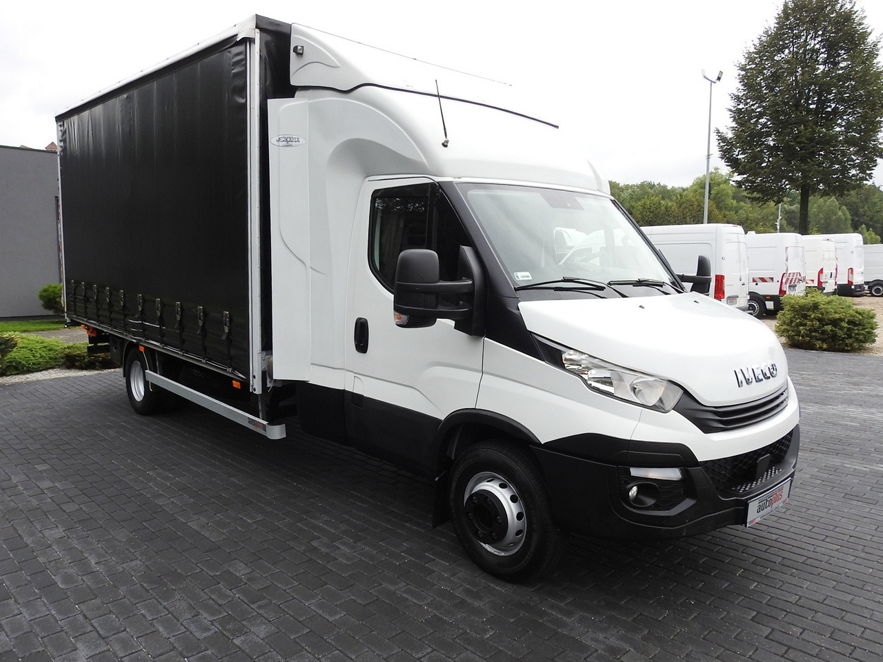 IVECO DAILY 70C18 TARPAULIN LIFT 12 PALLETS WEBASTO CRUISE CONTROL TWIN WHEELS AIR CONDITIONING 180HP - Véhicule utilitaire plateau baché: photos 4 IVECO DAILY 70C18 TARPAULIN LIFT 12 PALLETS WEBASTO CRUISE CONTROL TWIN WHEELS AIR CONDITIONING 180HP - Véhicule utilitaire plateau baché: photos 4