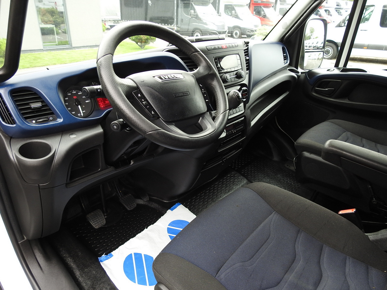 IVECO DAILY 70C18 TARPAULIN LIFT 12 PALLETS WEBASTO CRUISE CONTROL TWIN WHEELS AIR CONDITIONING 180HP - Véhicule utilitaire plateau baché: photos 2 IVECO DAILY 70C18 TARPAULIN LIFT 12 PALLETS WEBASTO CRUISE CONTROL TWIN WHEELS AIR CONDITIONING 180HP - Véhicule utilitaire plateau baché: photos 2