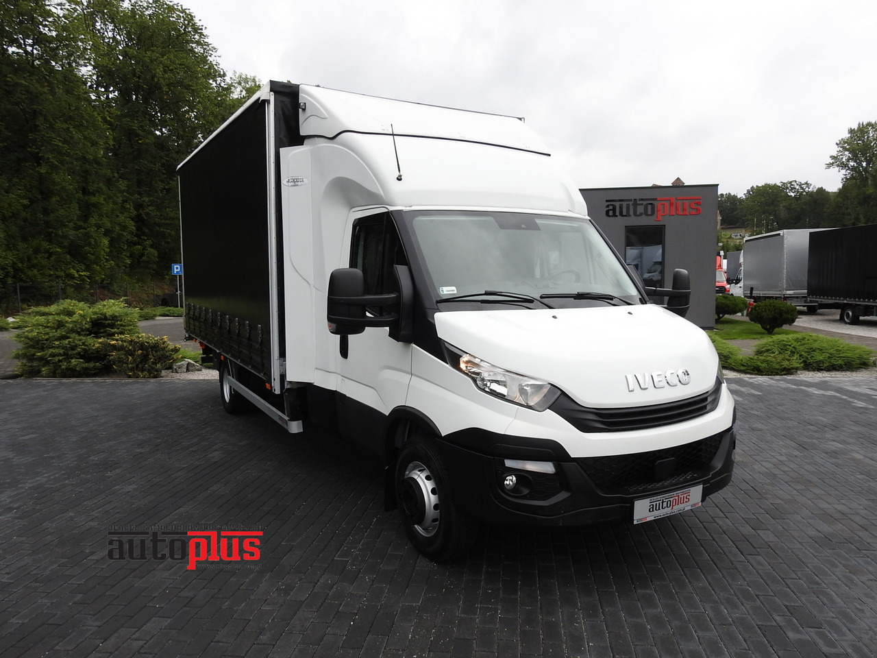 IVECO DAILY 70C18 TARPAULIN LIFT 12 PALLETS WEBASTO CRUISE CONTROL TWIN WHEELS AIR CONDITIONING 180HP - Véhicule utilitaire plateau baché: photos 1 IVECO DAILY 70C18 TARPAULIN LIFT 12 PALLETS WEBASTO CRUISE CONTROL TWIN WHEELS AIR CONDITIONING 180HP - Véhicule utilitaire plateau baché: photos 1