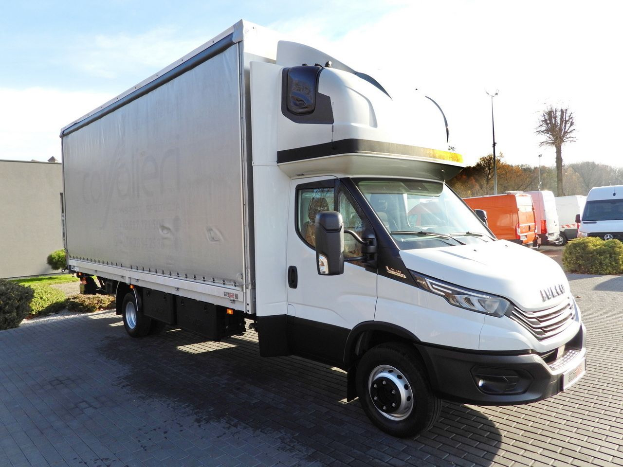 IVECO DAILY 70C18 TARPAULIN LIFT 16 PALLETS WEBASTO CRUISE CONTROL NAVIGATION LED LIGHTS PNEUMATICS AUTOMATIC TRANSMISSION HI-MATIC TWIN WHEELS AIR CONDITIONING 180HP - Camion à rideaux coulissants: photos 4 IVECO DAILY 70C18 TARPAULIN LIFT 16 PALLETS WEBASTO CRUISE CONTROL NAVIGATION LED LIGHTS PNEUMATICS AUTOMATIC TRANSMISSION HI-MATIC TWIN WHEELS AIR CONDITIONING 180HP - Camion à rideaux coulissants: photos 4