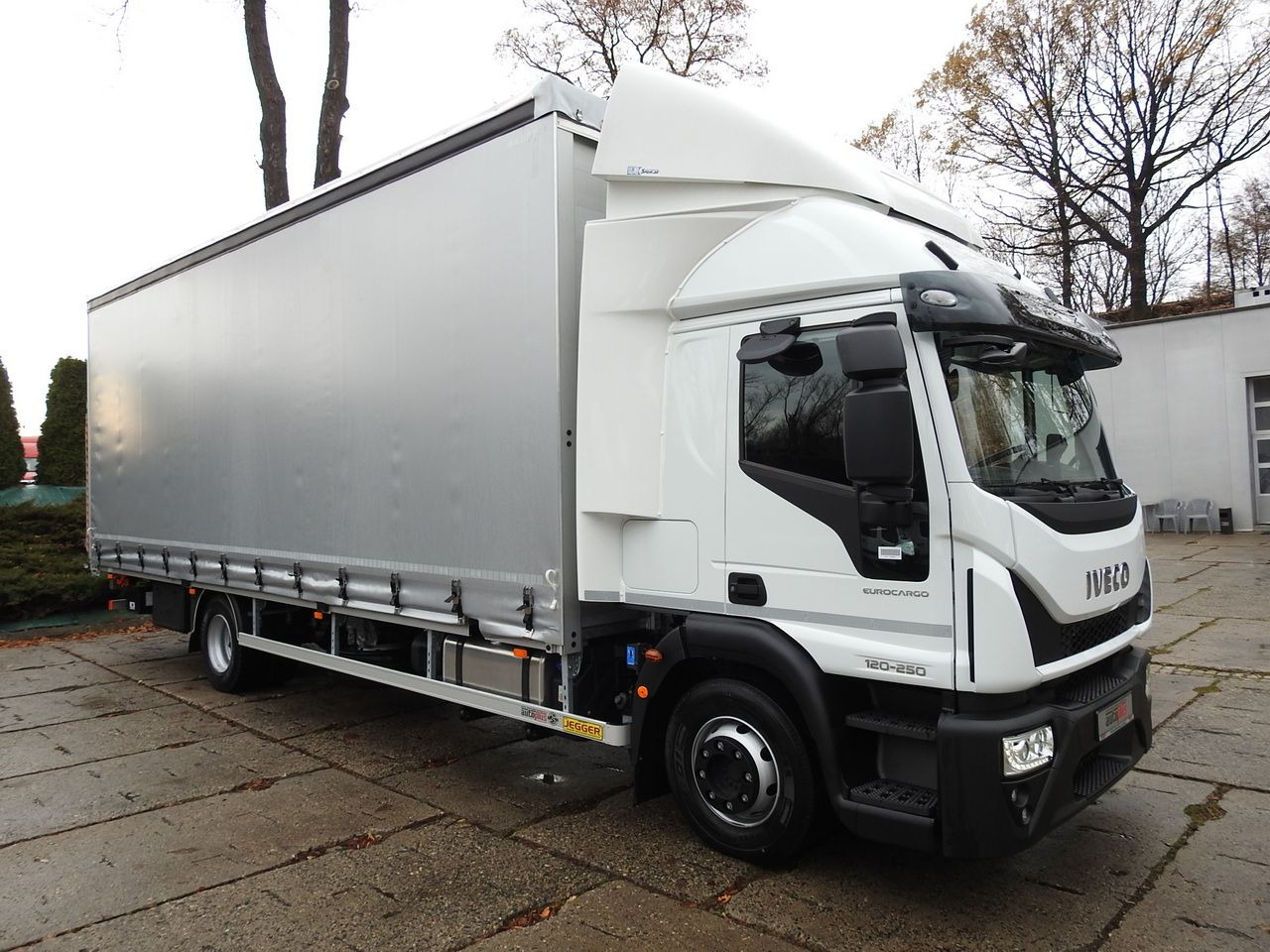 IVECO EUROCARGO 120-250 NEW TARPAULIN LIFT 18 PALLETS WEBASTO CRUISE CONTROL AIR CONDITIONING LED LIGHTS PNEUMATICS AUTOMATIC TRANSMISSION HI-MATIC 250HP - Véhicule utilitaire plateau baché: photos 4 IVECO EUROCARGO 120-250 NEW TARPAULIN LIFT 18 PALLETS WEBASTO CRUISE CONTROL AIR CONDITIONING LED LIGHTS PNEUMATICS AUTOMATIC TRANSMISSION HI-MATIC 250HP - Véhicule utilitaire plateau baché: photos 4