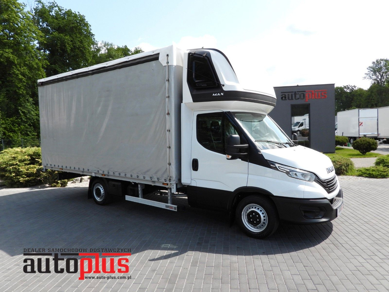 Iveco DAILY 35S18 PRITSCHE PLANE 10 PALETTEN TEMPOMAT - Véhicule utilitaire plateau baché: photos 1 Iveco DAILY 35S18 PRITSCHE PLANE 10 PALETTEN TEMPOMAT - Véhicule utilitaire plateau baché: photos 1
