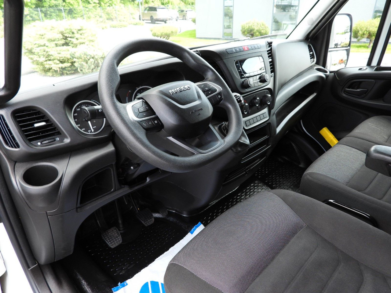 Iveco DAILY 35S18 PRITSCHE PLANE 10 PALETTEN TEMPOMAT - Véhicule utilitaire plateau baché: photos 2 Iveco DAILY 35S18 PRITSCHE PLANE 10 PALETTEN TEMPOMAT - Véhicule utilitaire plateau baché: photos 2