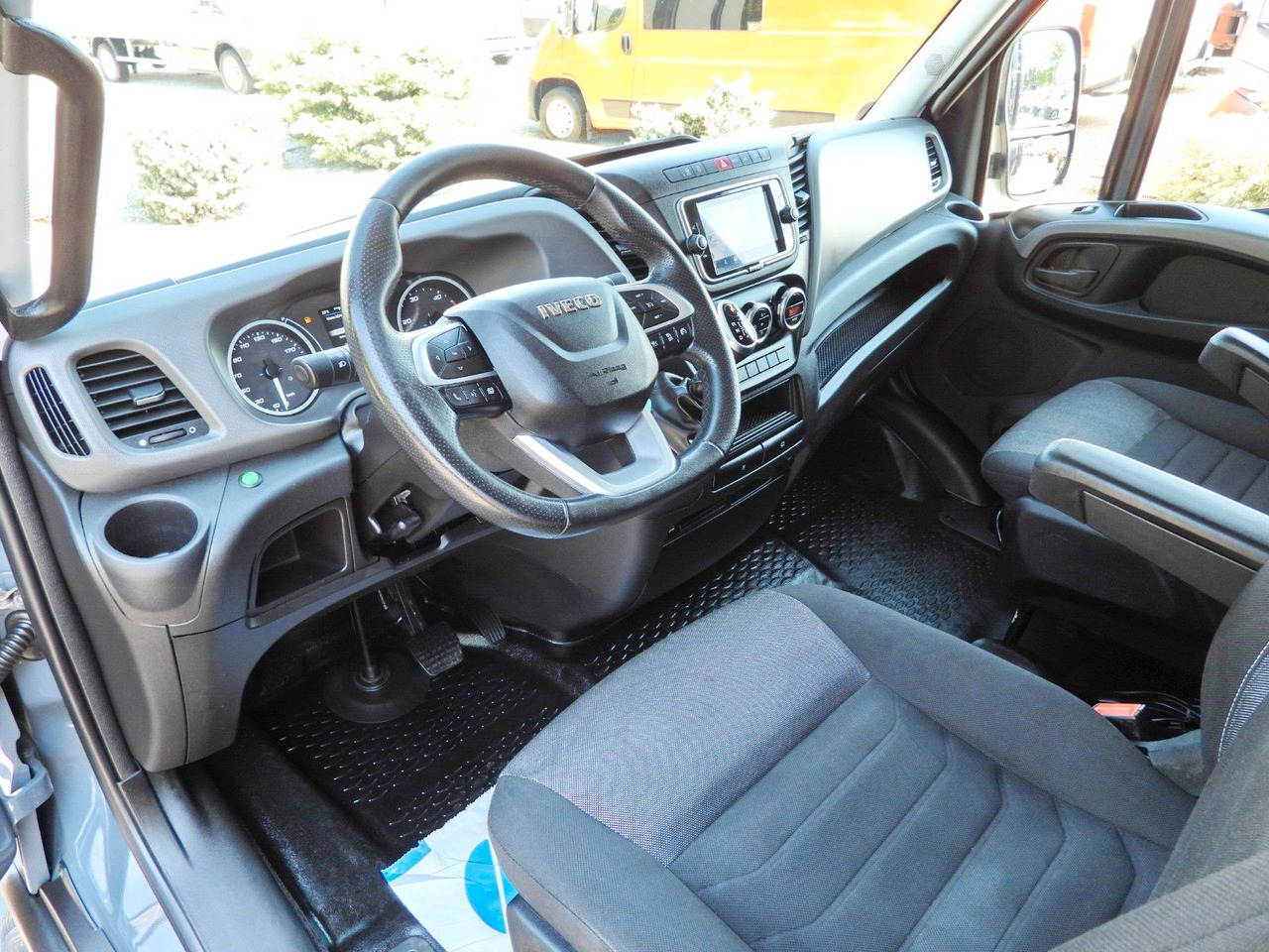 Iveco DAILY 35S18 PRITSCHE PLANE 10 PALETTEN WEBASTO - Véhicule utilitaire plateau baché, Utilitaire double cabine: photos 2 Iveco DAILY 35S18 PRITSCHE PLANE 10 PALETTEN WEBASTO - Véhicule utilitaire plateau baché, Utilitaire double cabine: photos 2
