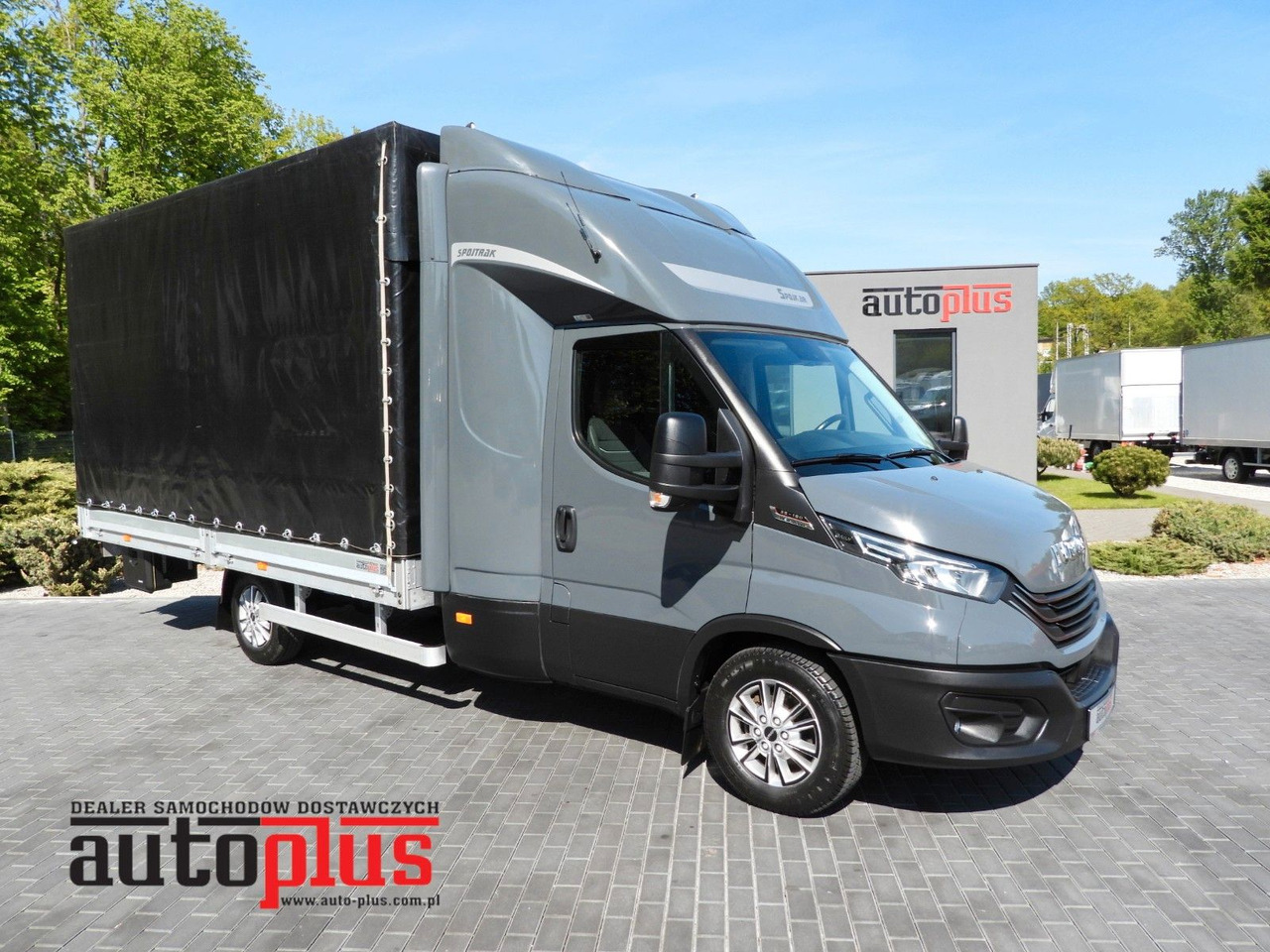 Iveco DAILY 35S18 PRITSCHE PLANE 10 PALETTEN WEBASTO - Véhicule utilitaire plateau baché, Utilitaire double cabine: photos 1 Iveco DAILY 35S18 PRITSCHE PLANE 10 PALETTEN WEBASTO - Véhicule utilitaire plateau baché, Utilitaire double cabine: photos 1