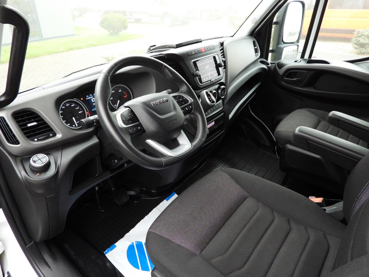Iveco DAILY 72C18 PRITSCHE PLANE AUFZUG 16 PALETTEN - Véhicule utilitaire plateau baché: photos 2 Iveco DAILY 72C18 PRITSCHE PLANE AUFZUG 16 PALETTEN - Véhicule utilitaire plateau baché: photos 2