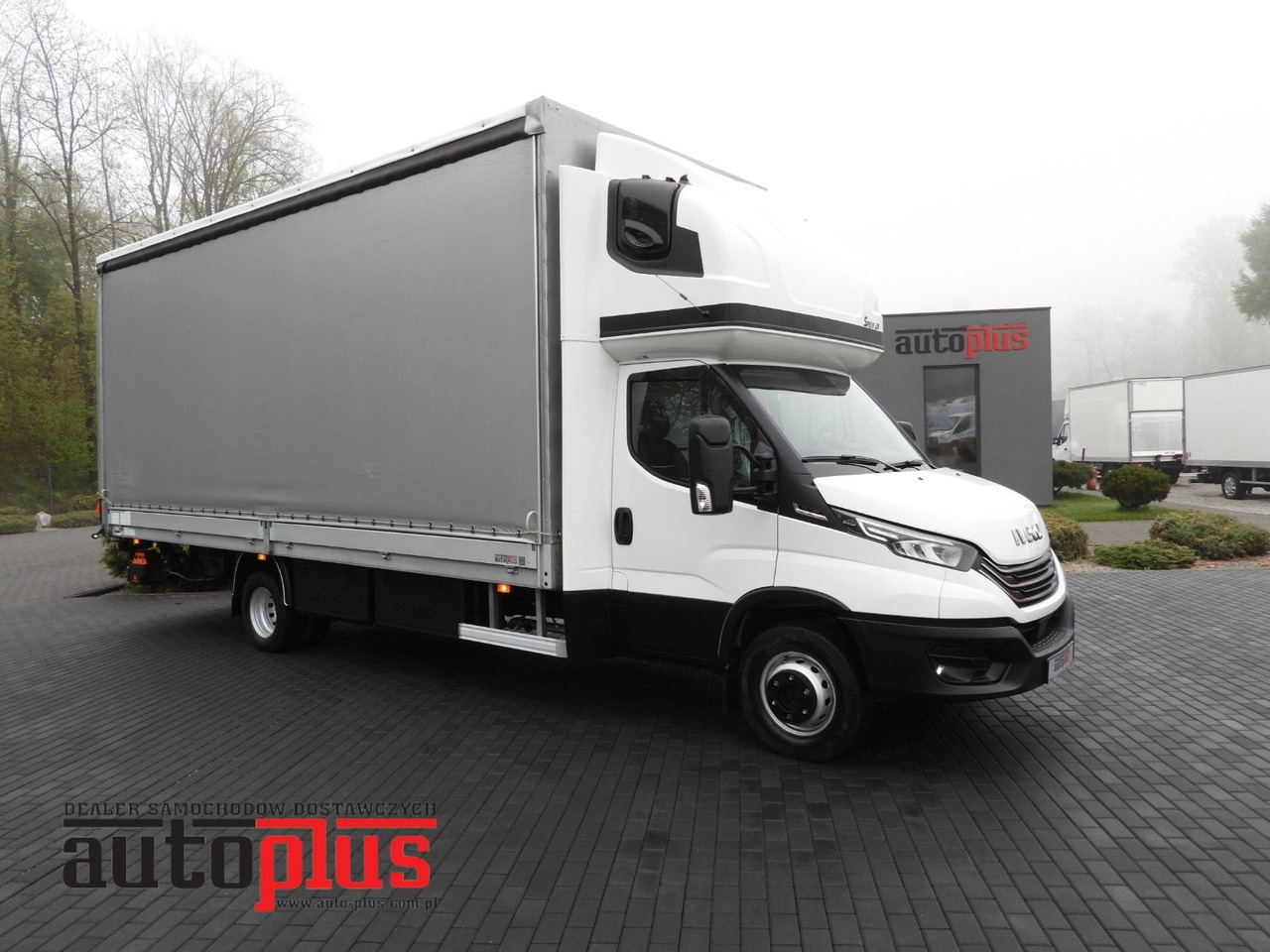Iveco DAILY 72C18 PRITSCHE PLANE AUFZUG 16 PALETTEN - Véhicule utilitaire plateau baché: photos 1 Iveco DAILY 72C18 PRITSCHE PLANE AUFZUG 16 PALETTEN - Véhicule utilitaire plateau baché: photos 1