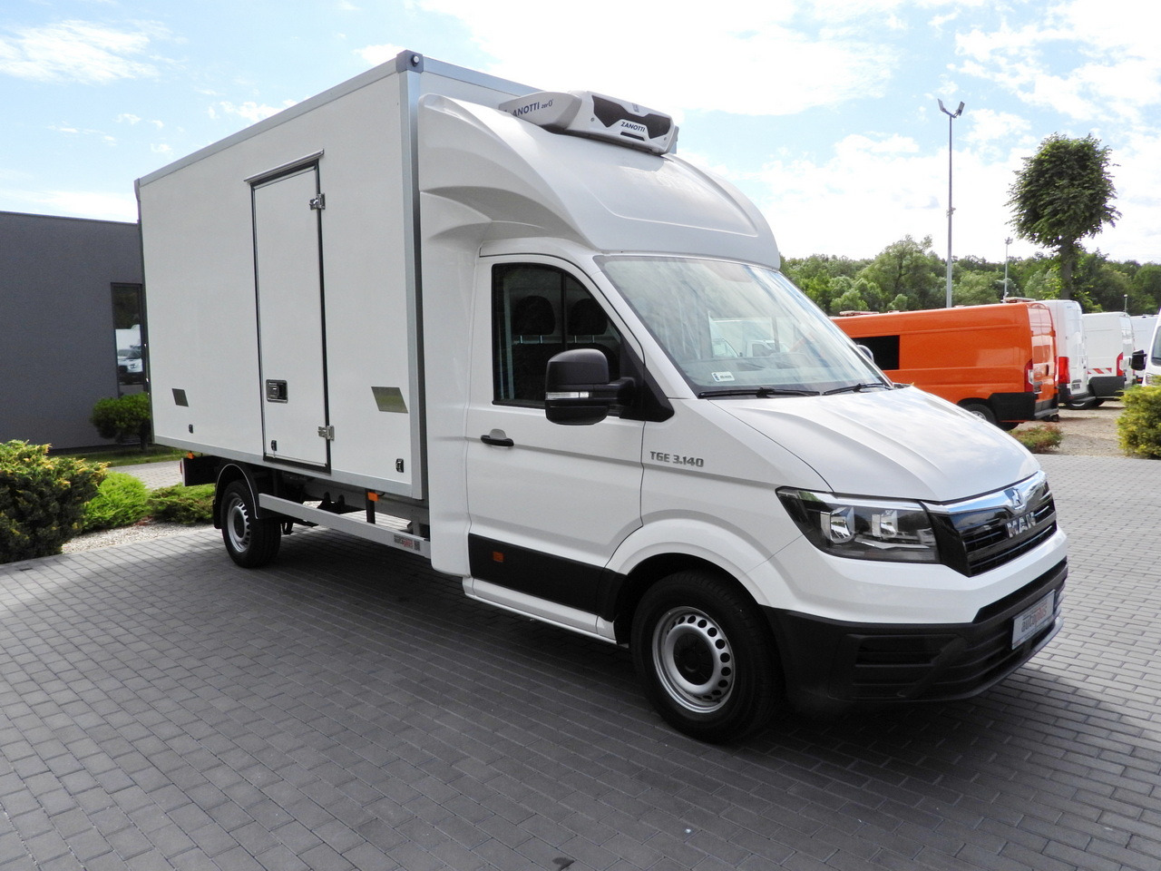 MAN TGE 3.140 REGRIGERATOR BOX -1*C 8 PALLETS HEATING FUNCTION CRUISE CONTROL PNEUMATICS AIR CONDITIONING 140HP - Véhicule utilitaire frigorifique: photos 4 MAN TGE 3.140 REGRIGERATOR BOX -1*C 8 PALLETS HEATING FUNCTION CRUISE CONTROL PNEUMATICS AIR CONDITIONING 140HP - Véhicule utilitaire frigorifique: photos 4