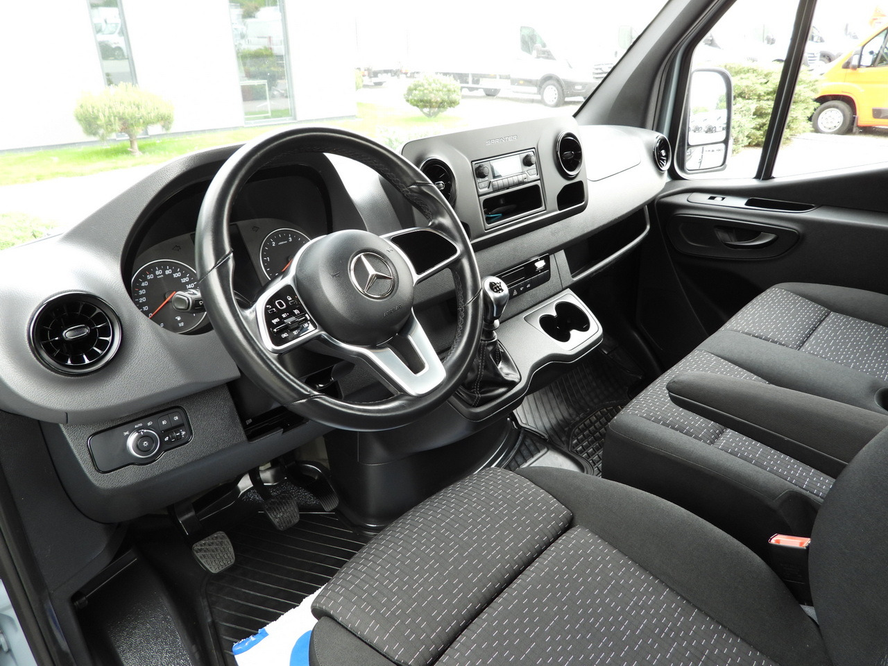 MERCEDES SPRINTER 315 STAKE BODY 8 PALLETS CRUISE CONTROL AIR CONDITIONING 150HP - Fourgon plateau: photos 2 MERCEDES SPRINTER 315 STAKE BODY 8 PALLETS CRUISE CONTROL AIR CONDITIONING 150HP - Fourgon plateau: photos 2