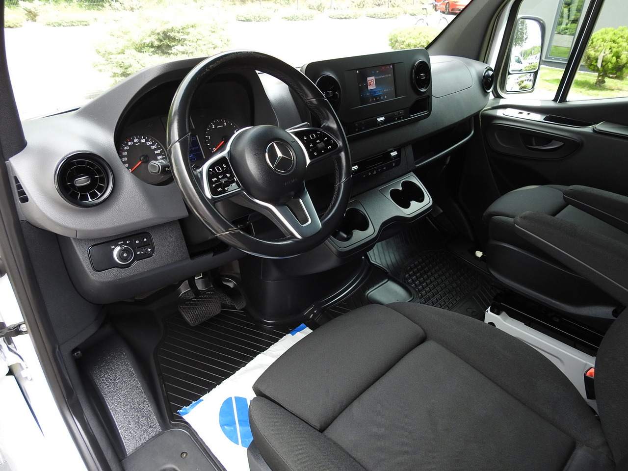 MERCEDES SPRINTER BOX DELIVERY VAN 5 SEATS CRUISE CONTROL NAVIGATION AIR CONDITIONING AUTOMATIC TRANSMISSION 160HP - Fourgon utilitaire: photos 2 MERCEDES SPRINTER BOX DELIVERY VAN 5 SEATS CRUISE CONTROL NAVIGATION AIR CONDITIONING AUTOMATIC TRANSMISSION 160HP - Fourgon utilitaire: photos 2