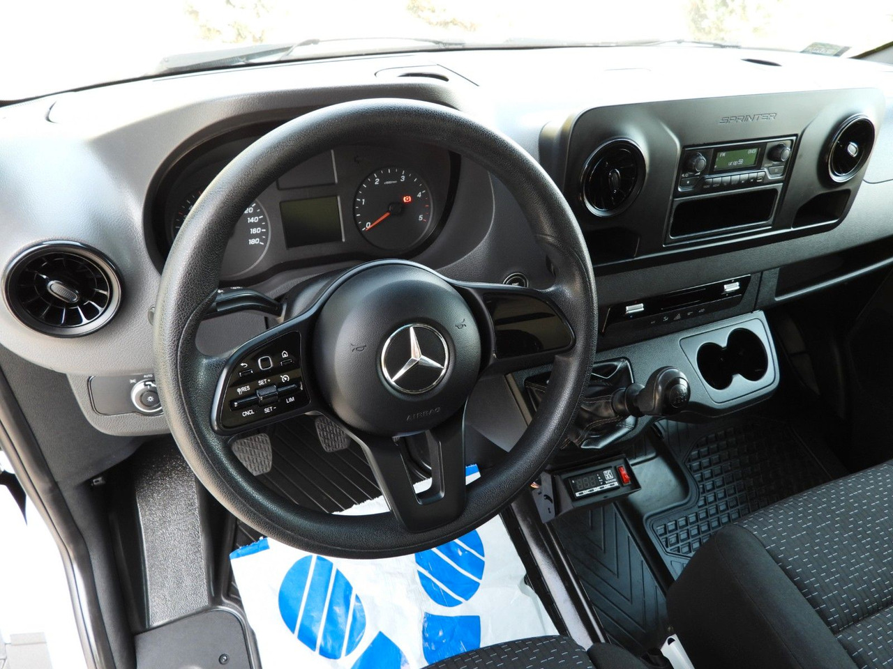 Mercedes-Benz SPRINTER 316 KÜHLKOFFER 0*C AUFZUG 8 PALETTEN - Véhicule utilitaire frigorifique: photos 2 Mercedes-Benz SPRINTER 316 KÜHLKOFFER 0*C AUFZUG 8 PALETTEN - Véhicule utilitaire frigorifique: photos 2
