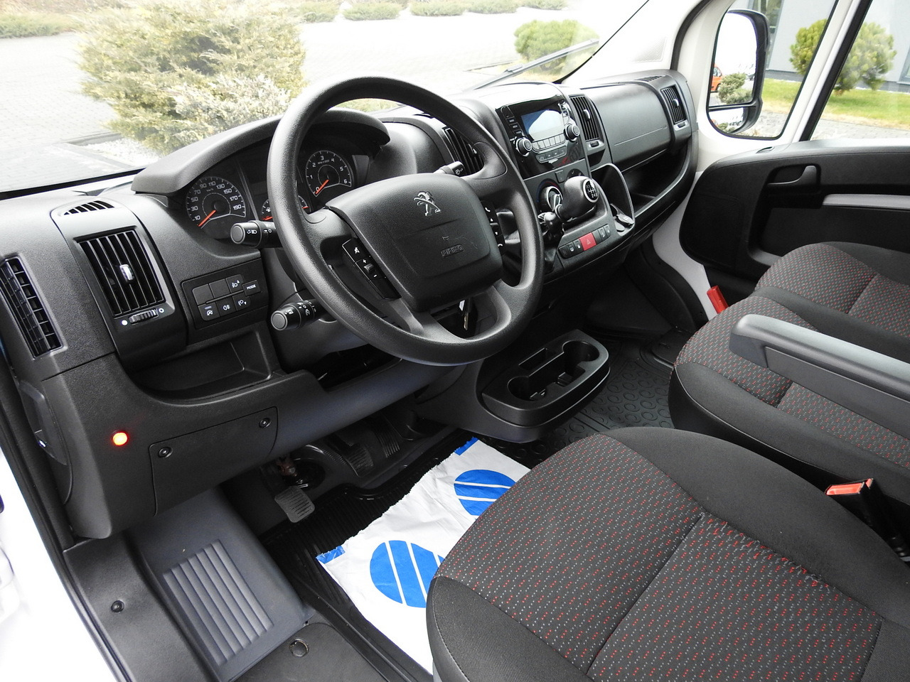 PEUGEOT BOXER BOX LIFT 8 PALLETS CRUISE CONTROL AIR CONDITIONING 140HP - Fourgon: photos 2 PEUGEOT BOXER BOX LIFT 8 PALLETS CRUISE CONTROL AIR CONDITIONING 140HP - Fourgon: photos 2