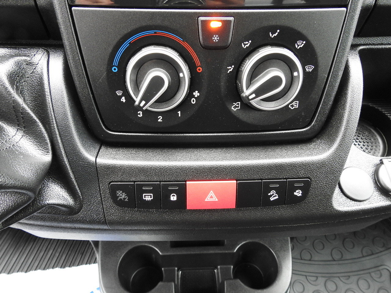 Crédit-bail PEUGEOT BOXER BOX LIFT 8 PALLETS CRUISE CONTROL AIR CONDITIONING  140HP PEUGEOT BOXER BOX LIFT 8 PALLETS CRUISE CONTROL AIR CONDITIONING  140HP: photos 32
