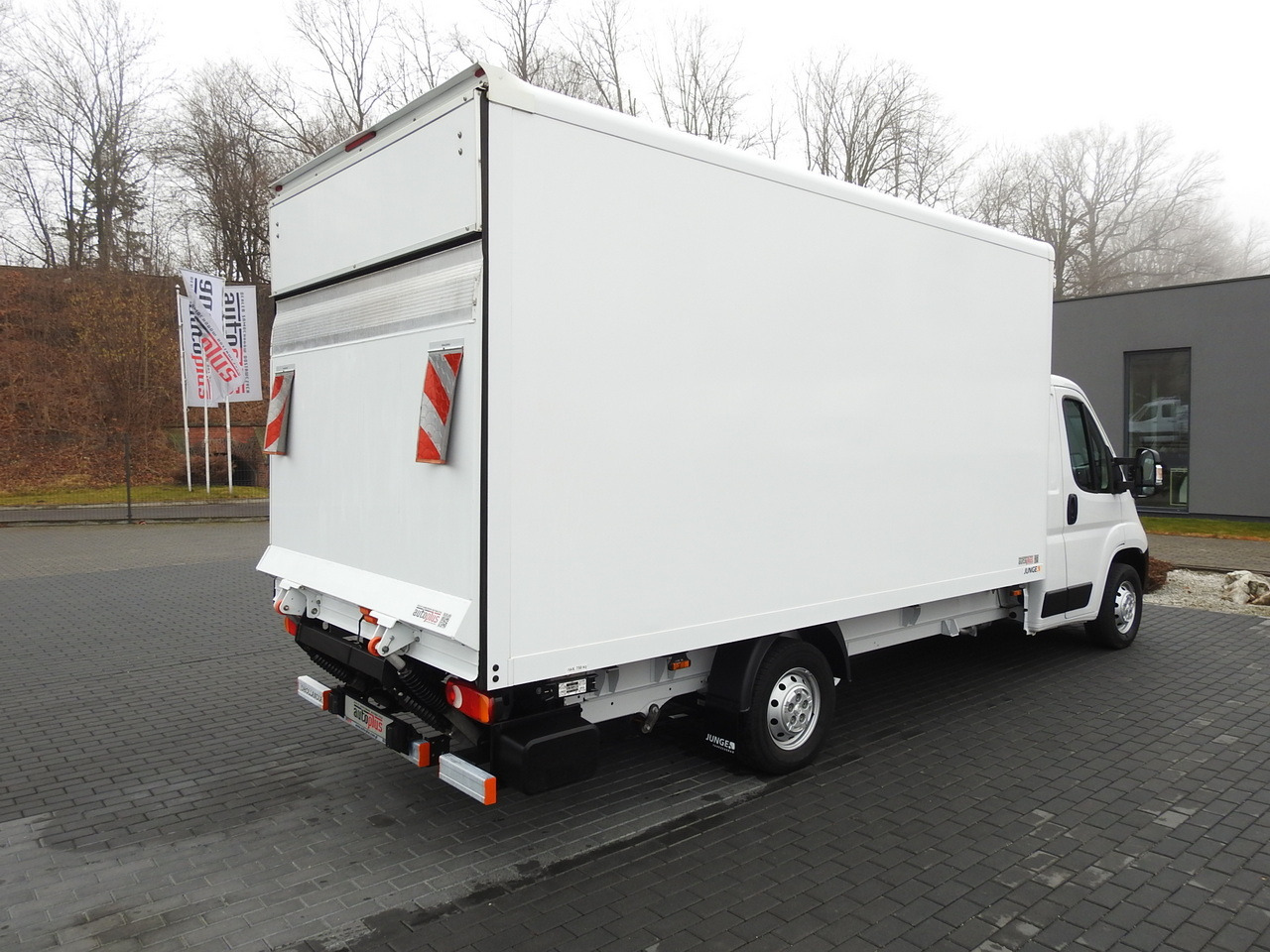 PEUGEOT BOXER BOX LIFT 8 PALLETS CRUISE CONTROL AIR CONDITIONING 140HP - Fourgon: photos 3 PEUGEOT BOXER BOX LIFT 8 PALLETS CRUISE CONTROL AIR CONDITIONING 140HP - Fourgon: photos 3
