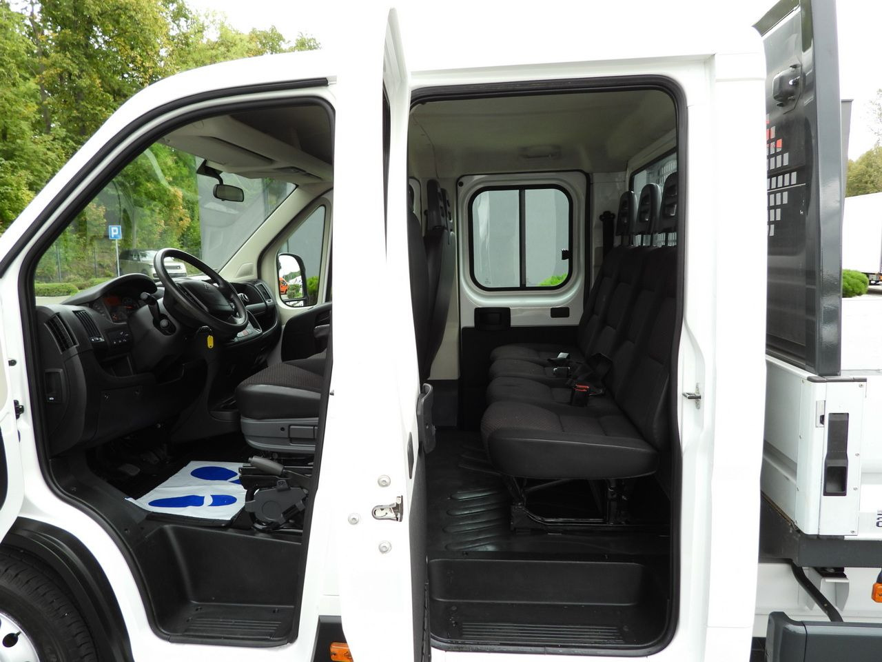 PEUGEOT BOXER STAKE BODY DOUBLE CABIN DOKA 7 SEATS CRUISE CONTROL AIR CONDITIONING 140HP - Utilitaire double cabine: photos 5 PEUGEOT BOXER STAKE BODY DOUBLE CABIN DOKA 7 SEATS CRUISE CONTROL AIR CONDITIONING 140HP - Utilitaire double cabine: photos 5