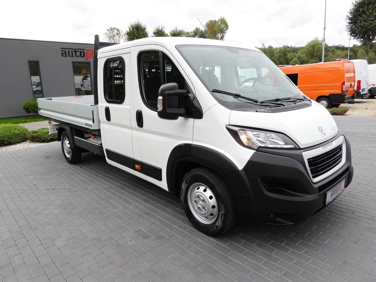 PEUGEOT BOXER STAKE BODY DOUBLE CABIN DOKA 7 SEATS CRUISE CONTROL AIR CONDITIONING 140HP - Fourgon plateau: photos 5 PEUGEOT BOXER STAKE BODY DOUBLE CABIN DOKA 7 SEATS CRUISE CONTROL AIR CONDITIONING 140HP - Fourgon plateau: photos 5