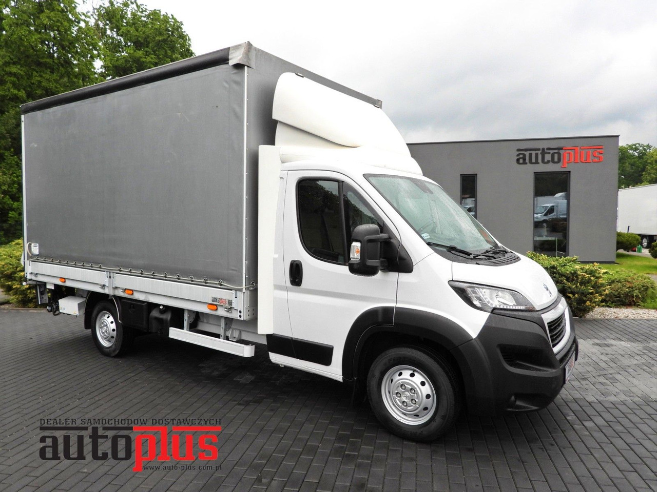 Peugeot BOXER PRITSCHE PLANE AUFZUG 8 PALETTEN TEMPOMAT - Véhicule utilitaire plateau baché: photos 1 Peugeot BOXER PRITSCHE PLANE AUFZUG 8 PALETTEN TEMPOMAT - Véhicule utilitaire plateau baché: photos 1