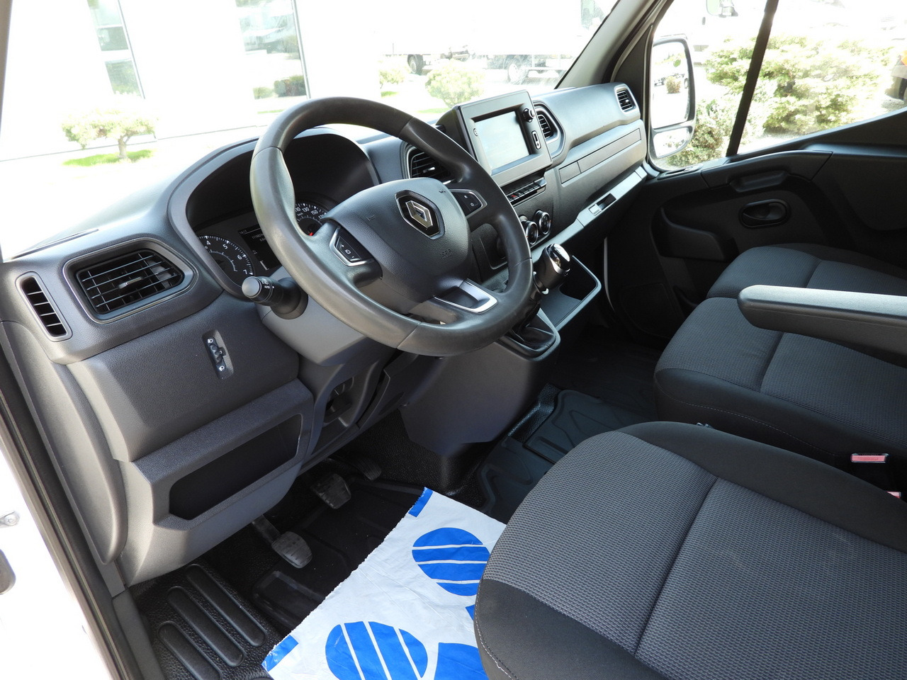 RENAULT MASTER BOX LIFT 8 PALLETS CRUISE CONTROL NAVIGATION LED LIGHTS TWIN WHEELS AIR CONDITIONING 145HP - Fourgon: photos 2 RENAULT MASTER BOX LIFT 8 PALLETS CRUISE CONTROL NAVIGATION LED LIGHTS TWIN WHEELS AIR CONDITIONING 145HP - Fourgon: photos 2