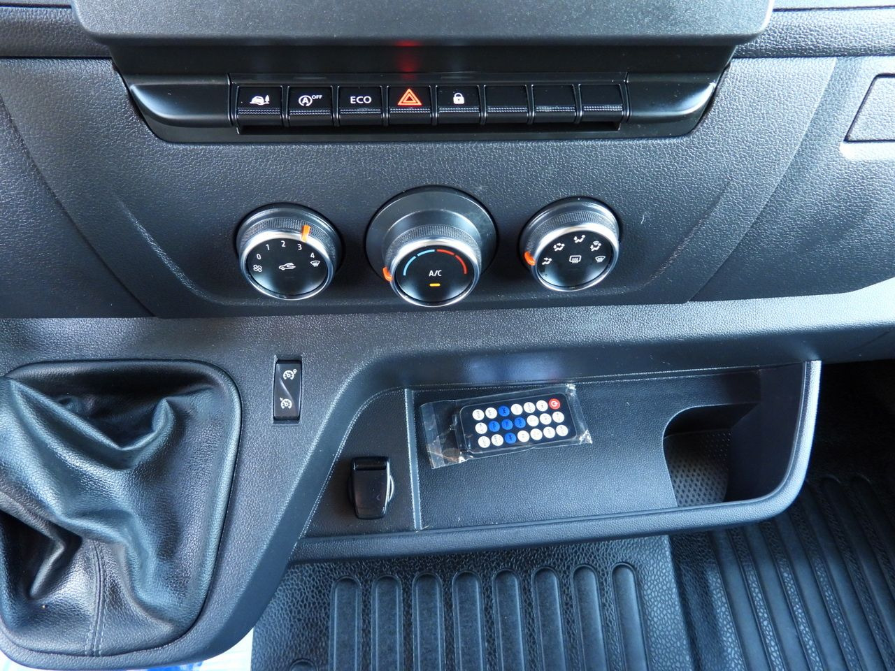 Véhicule utilitaire plateau baché RENAULT MASTER TARPAULIN 10 PALLETS WEBASTO CRUISE CONTROL LED LIGHTS PNEUMATICS AIR CONDITIONING 165HP: photos 36 Véhicule utilitaire plateau baché RENAULT MASTER TARPAULIN 10 PALLETS WEBASTO CRUISE CONTROL LED LIGHTS PNEUMATICS AIR CONDITIONING 165HP: photos 36