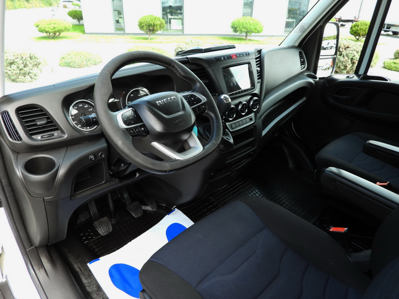 IVECO DAILY 35C16 TIPPER DOUBLE CABIN DOKA 6 SEATS CRUISE CONTROL NAVIGATION TWIN WHEELS AIR CONDITIONING 160HP - Véhicule utilitaire: photos 2 IVECO DAILY 35C16 TIPPER DOUBLE CABIN DOKA 6 SEATS CRUISE CONTROL NAVIGATION TWIN WHEELS AIR CONDITIONING 160HP - Véhicule utilitaire: photos 2