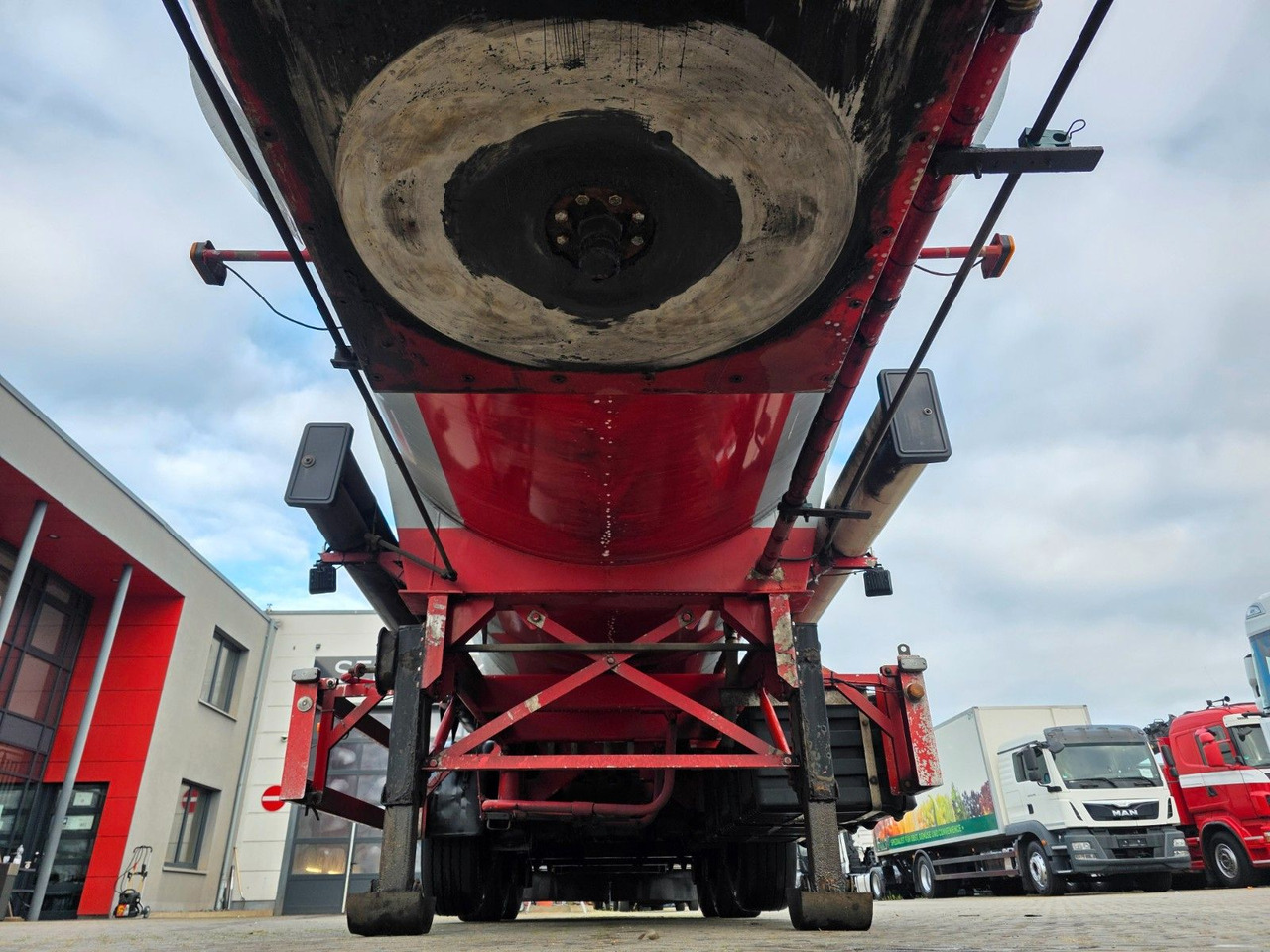 Semi-remorque citerne Feldbinder TSA 38.3 / Alu / ADR AT, FL / Lift / VOGELSANG: photos 19 Semi-remorque citerne Feldbinder TSA 38.3 / Alu / ADR AT, FL / Lift / VOGELSANG: photos 19