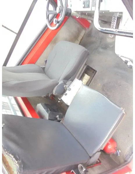 Tracteur portuaire MOL YM 225/4X2 40 KM/H: photos 10 Tracteur portuaire MOL YM 225/4X2 40 KM/H: photos 10