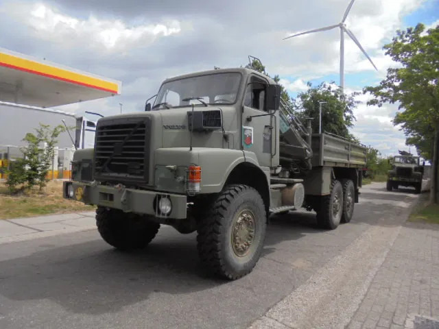 Volvo N 10 6X6 L + FASSI 3X IN STOCK - Camion plateau, Camion grue: photos 1 Volvo N 10 6X6 L + FASSI 3X IN STOCK - Camion plateau, Camion grue: photos 1