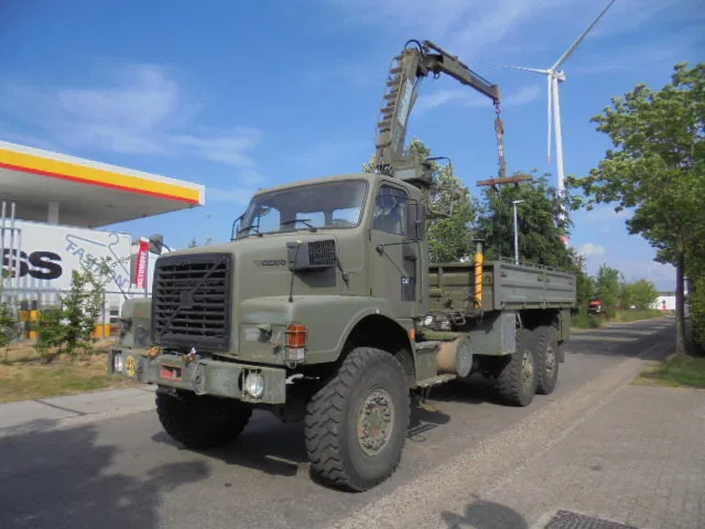 Volvo N 10 6X6 L + FASSI - Camion plateau, Camion grue: photos 1 Volvo N 10 6X6 L + FASSI - Camion plateau, Camion grue: photos 1