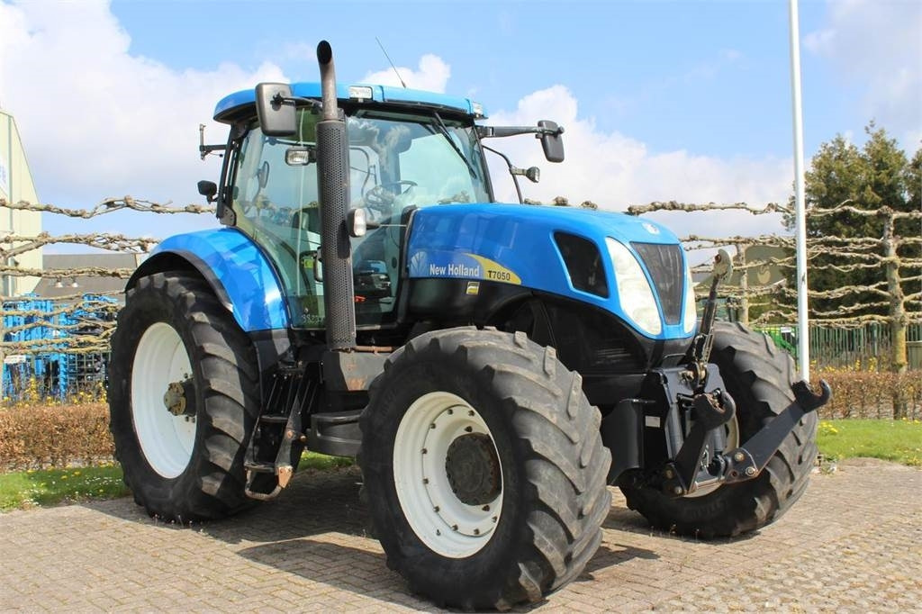 New Holland T7050 - Tracteur agricole: photos 2 New Holland T7050 - Tracteur agricole: photos 2